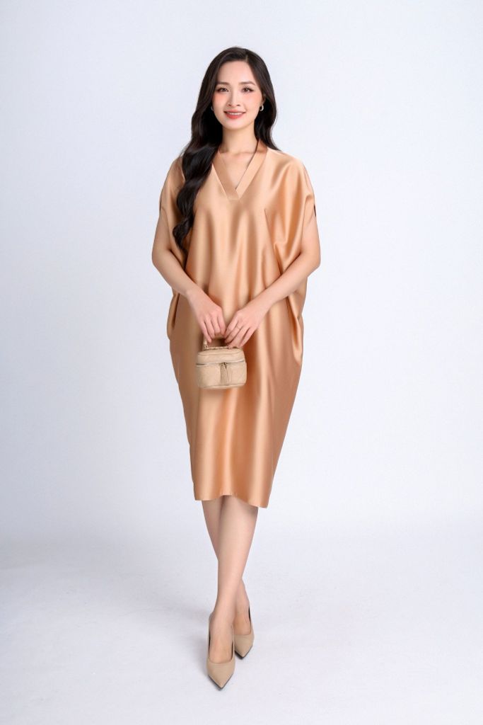 FDP33072 - Đầm dạo phố vải lụa satin dáng bom cổ V tay liền vai chờm kèm hoa cài áo trang trí - PANTIO