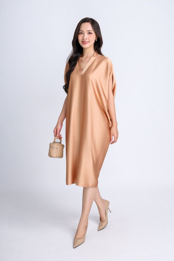 FDP33072 - Đầm dạo phố vải lụa satin dáng bom cổ V tay liền vai chờm kèm hoa cài áo trang trí - PANTIO