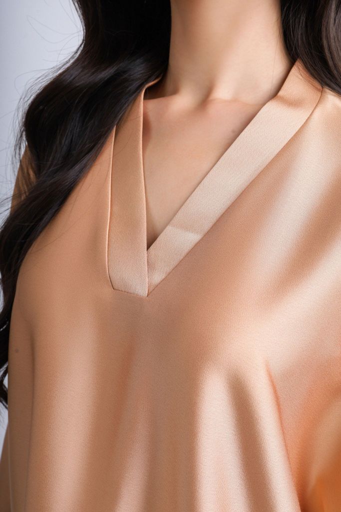 FDP33072 - Đầm dạo phố vải lụa satin dáng bom cổ V tay liền vai chờm kèm hoa cài áo trang trí - PANTIO