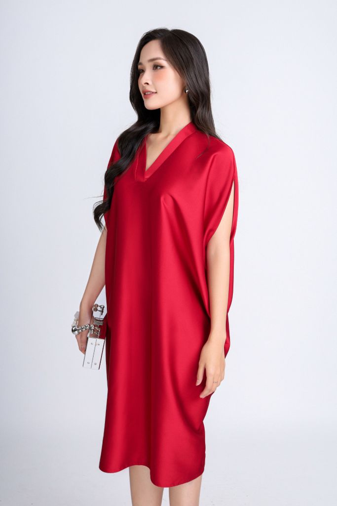 FDP33072 - Đầm dạo phố vải lụa satin dáng bom cổ V tay liền vai chờm kèm hoa cài áo trang trí - PANTIO