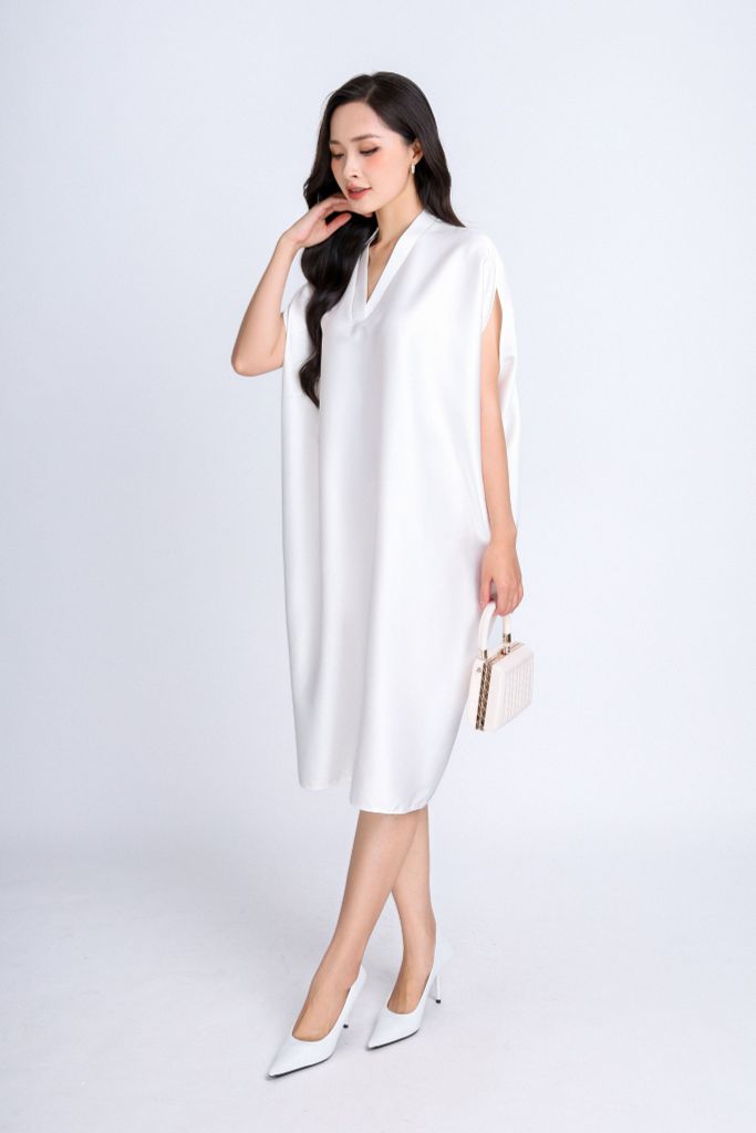 FDP33072 - Đầm dạo phố vải lụa satin dáng bom cổ V tay liền vai chờm kèm hoa cài áo trang trí - PANTIO