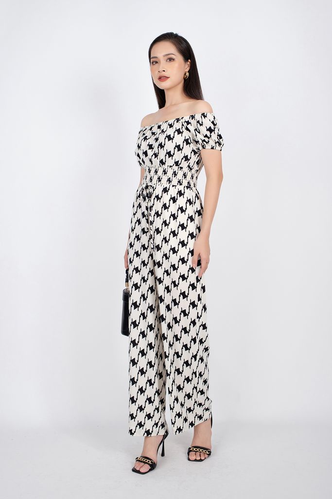 FJS3133 - Jumpsuit dạo phố vải lụa dáng ôm vai trễ đai eo chạy smocking quần ống đứng - PANTIO