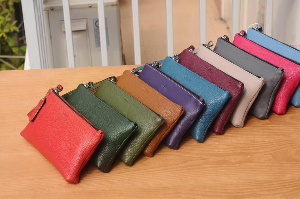 MABEL CLUTCH - CLUTCH CẦM TAY KHÓA KÉO NỮ BẰNG DA THẬT MÀU TÍM ĐỎ- FQ19-92