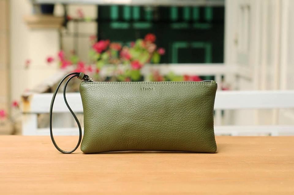 MABEL CLUTCH - CLUTCH CẦM TAY KHÓA KÉO NỮ BẰNG DA THẬT MÀU XANH OLIU - FQ19-61