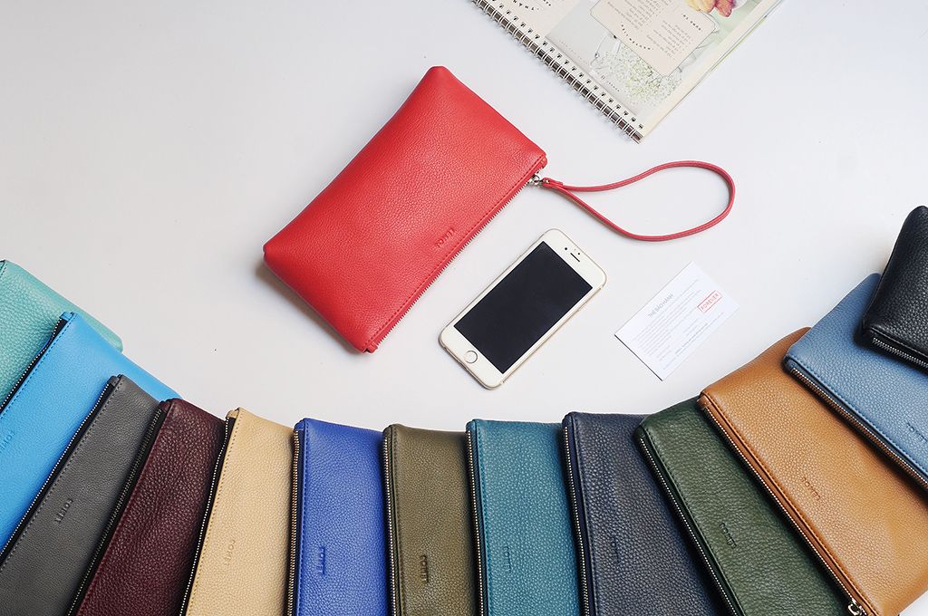 MABEL CLUTCH - CLUTCH CẦM TAY KHÓA KÉO NỮ BẰNG DA THẬT MÀU TÍM ĐỎ- FQ19-92