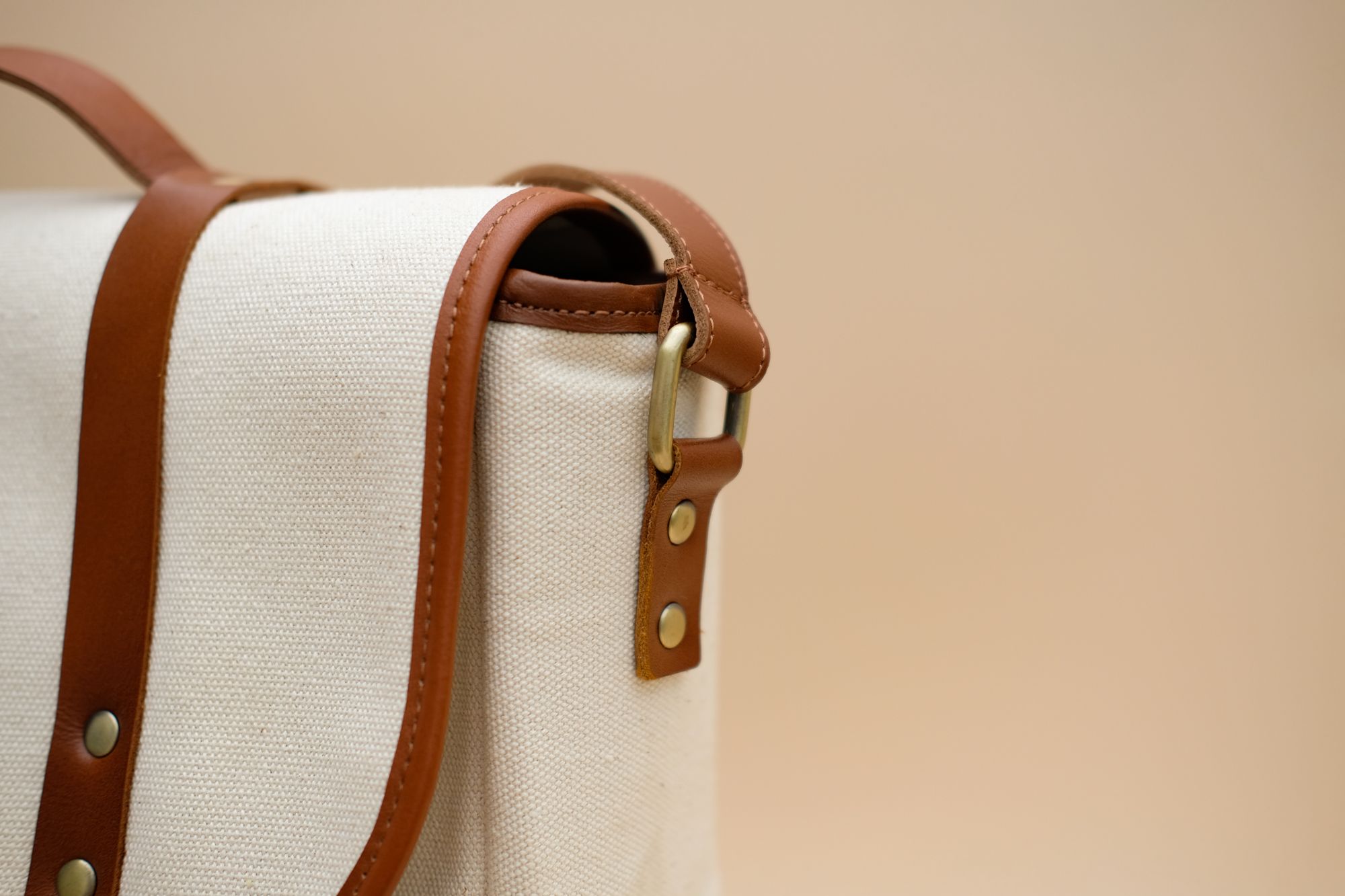 Túi Messenger M - Signature