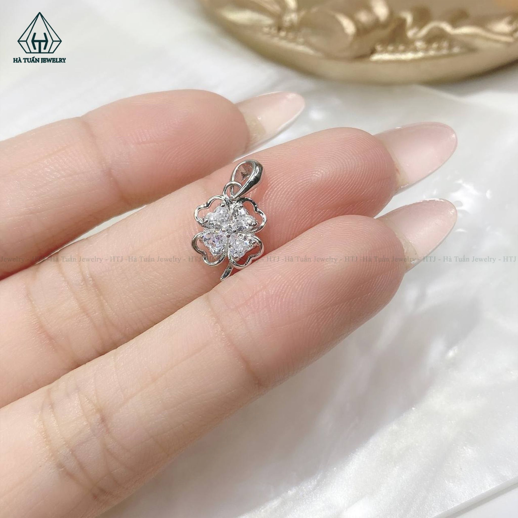 P367 Mặt cỏ 4 lá