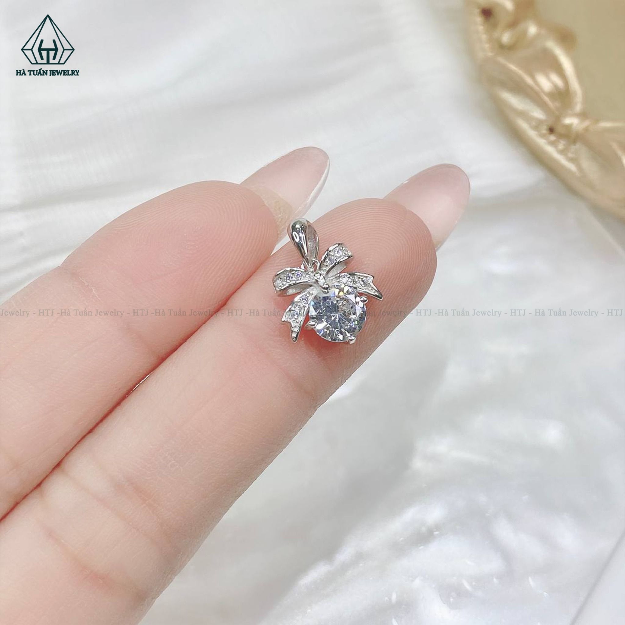 P368 Mặt dây nơ đính viên đá cz