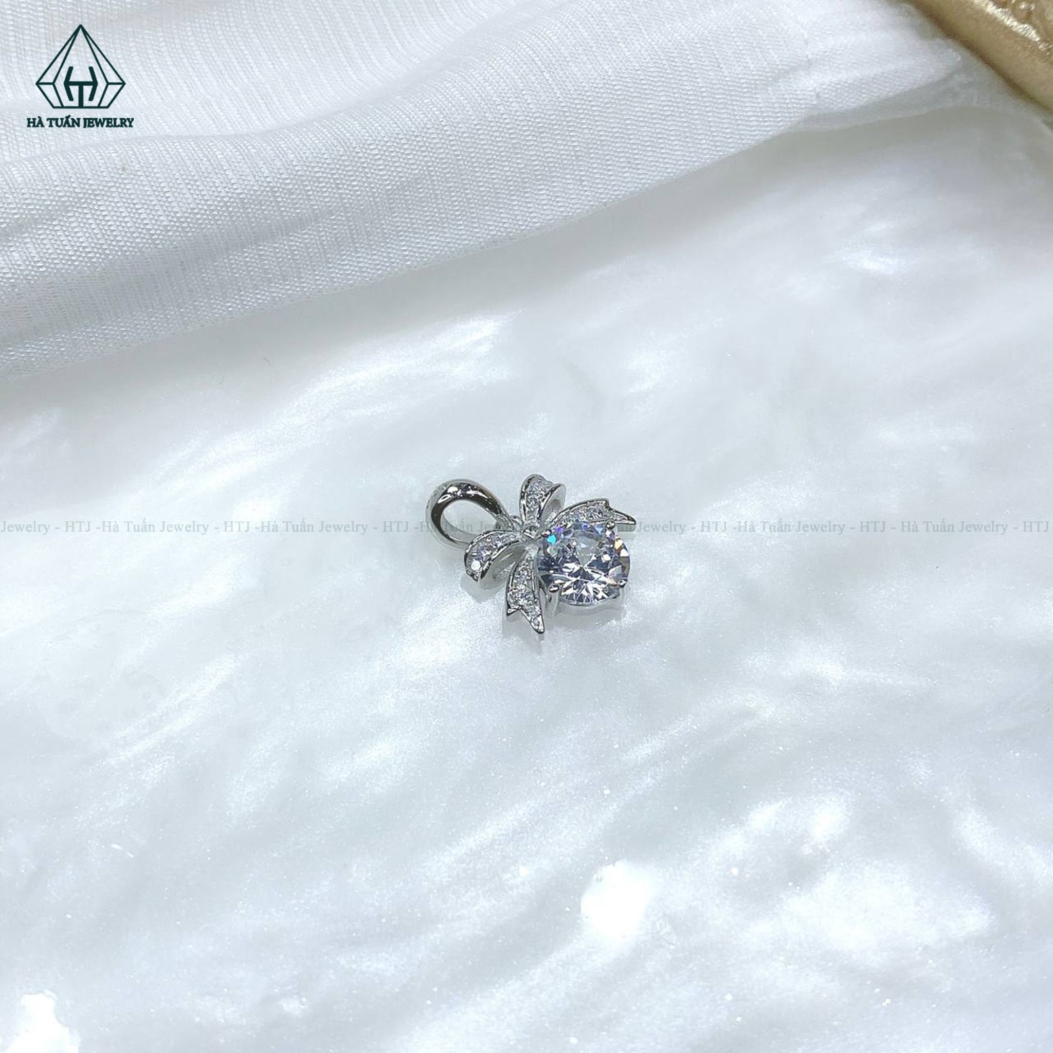 P368 Mặt dây nơ đính viên đá cz