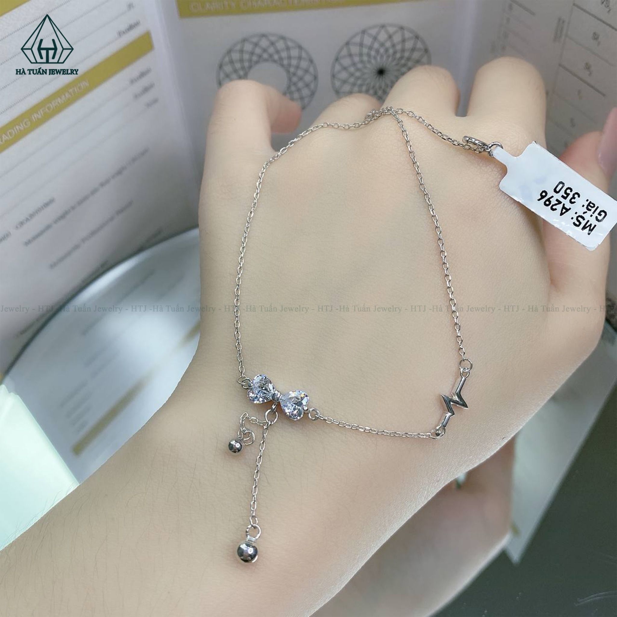 A296 Lắc chân nơ đá