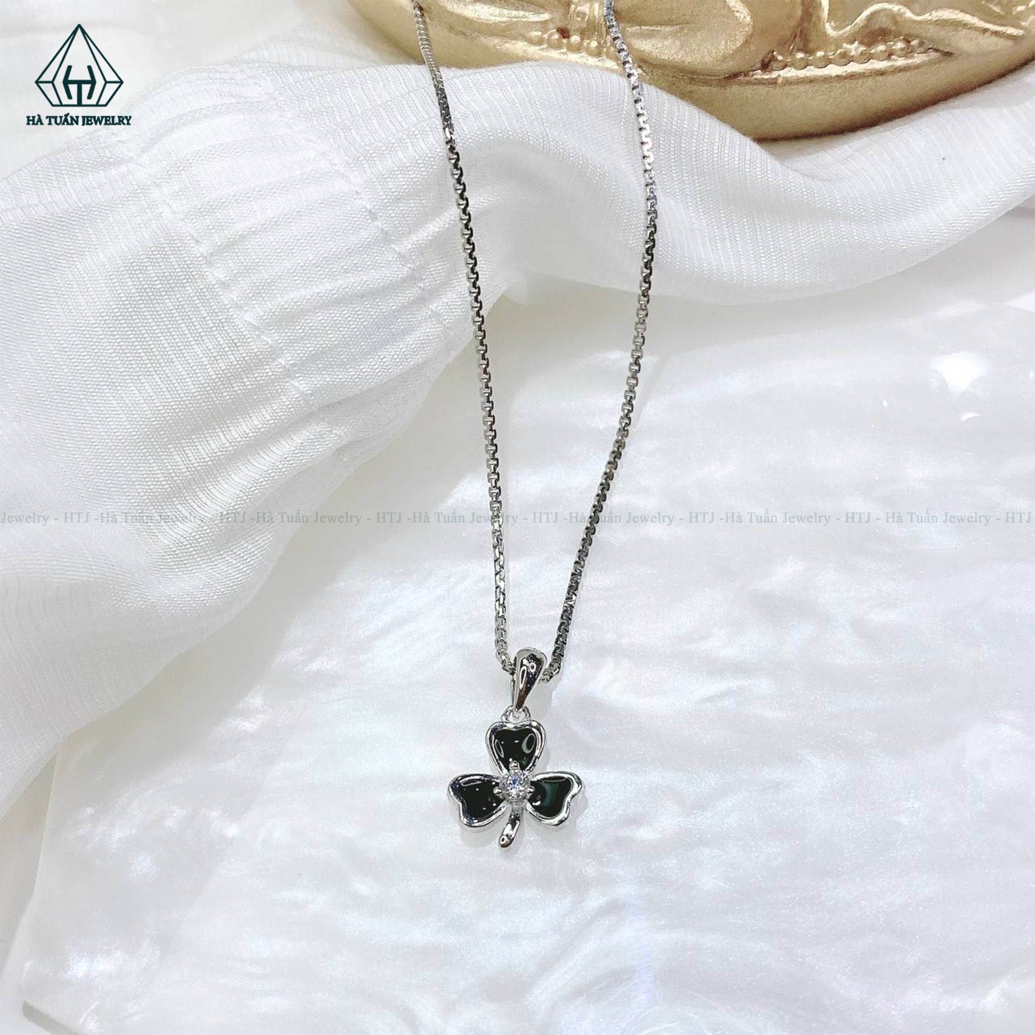 P369 Mặt cỏ 3 cánh đen