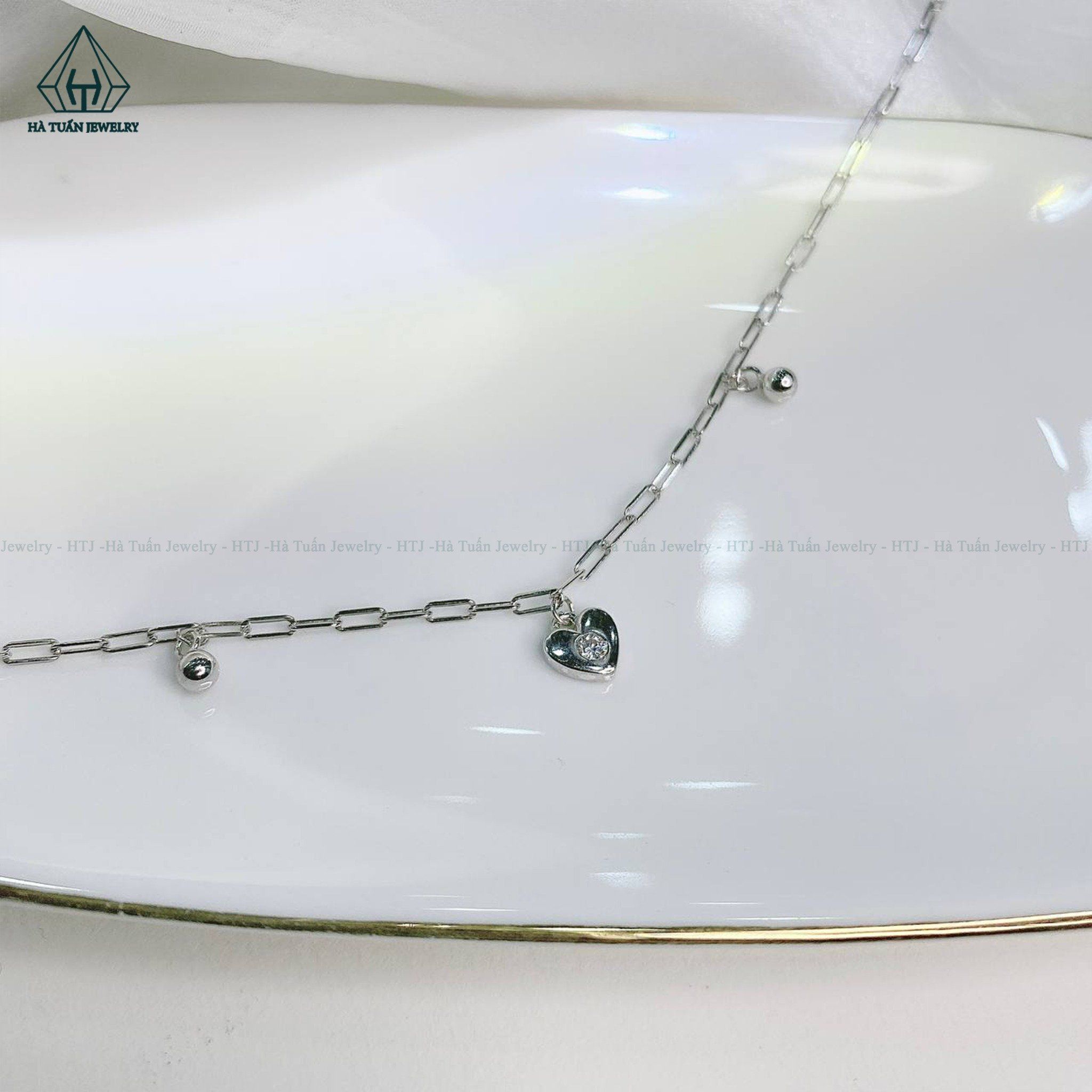 A385 Lắc chân tim