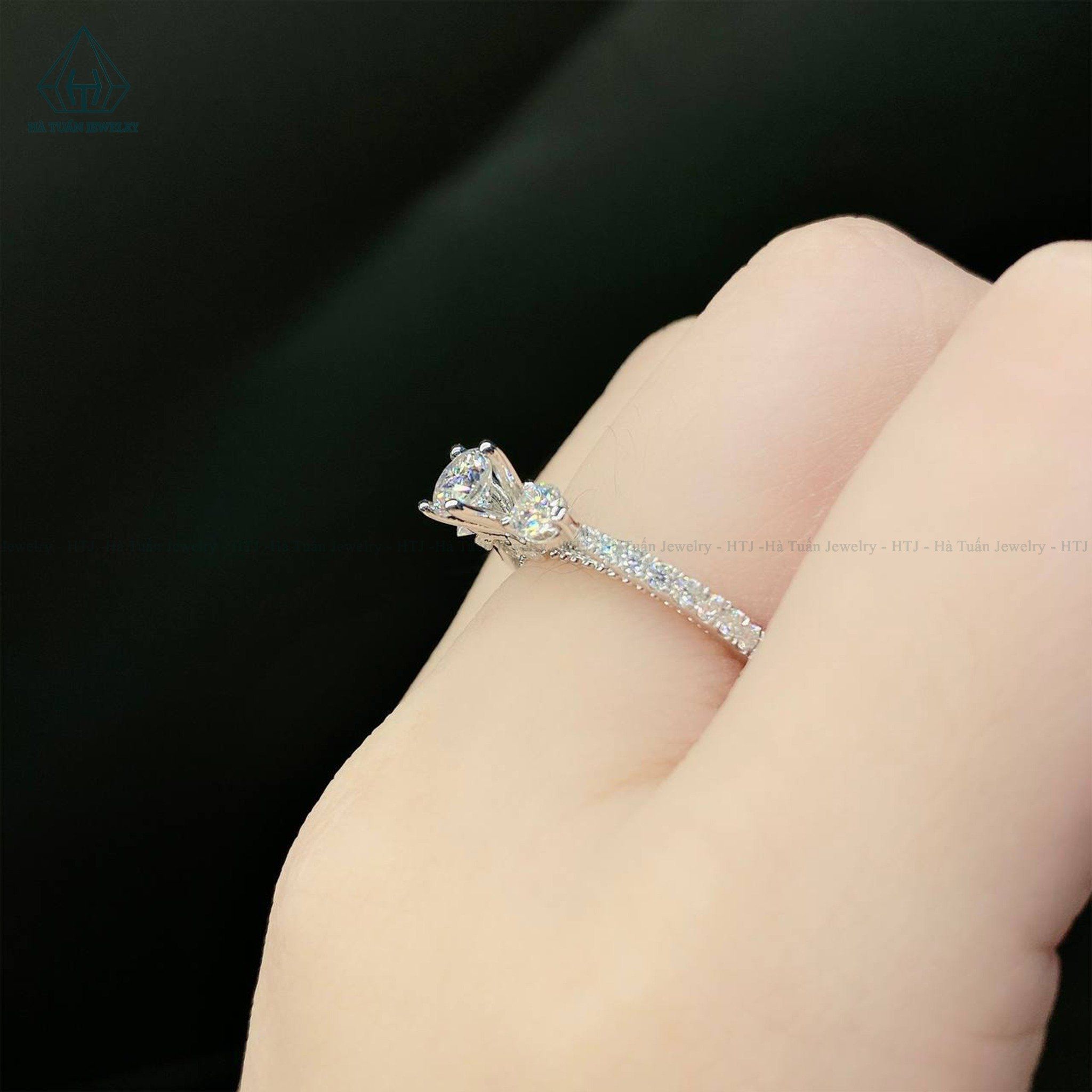 RX388 FULL MOIS 5mm Nhẫn nữ 3 viên chủ