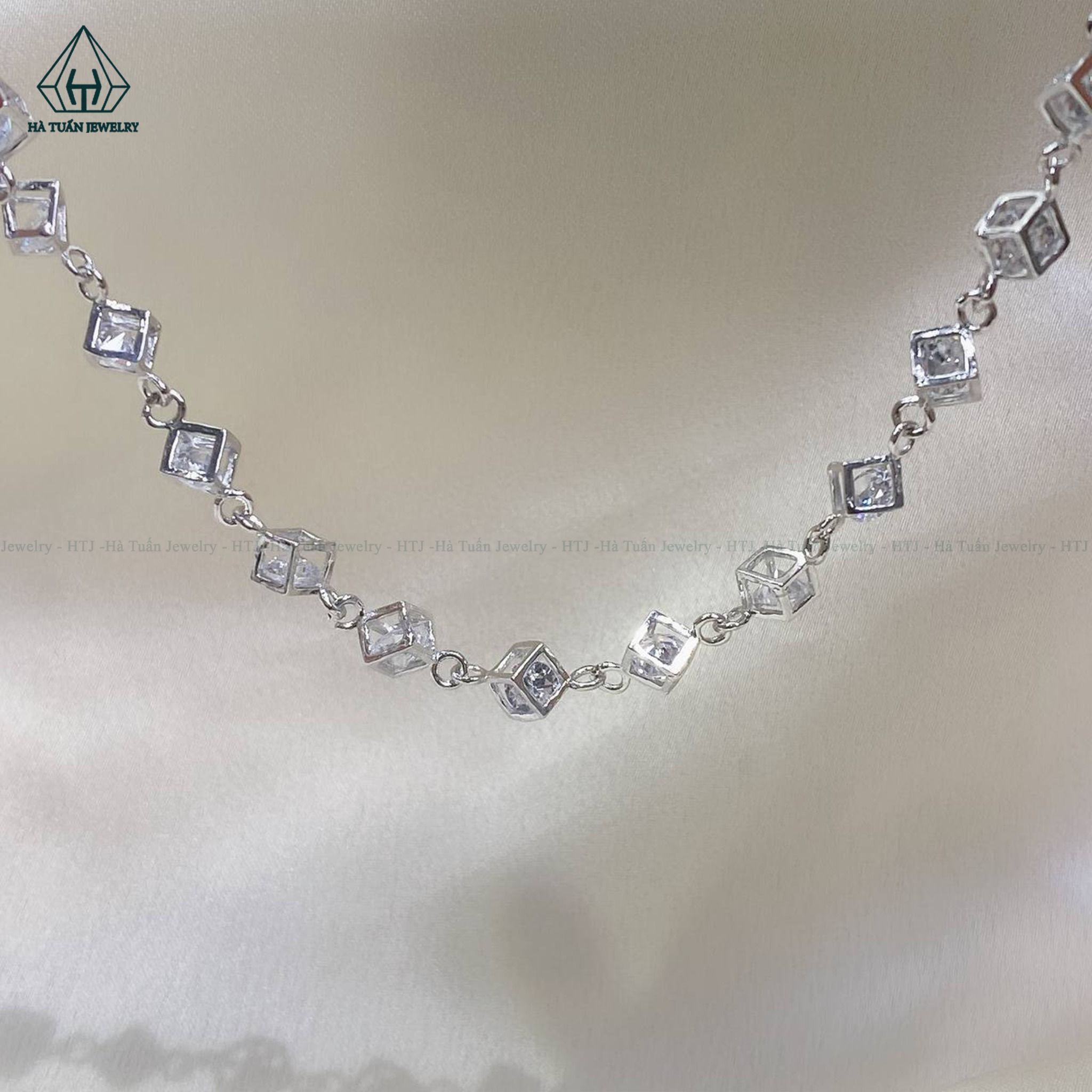 B875 lắc tay cube