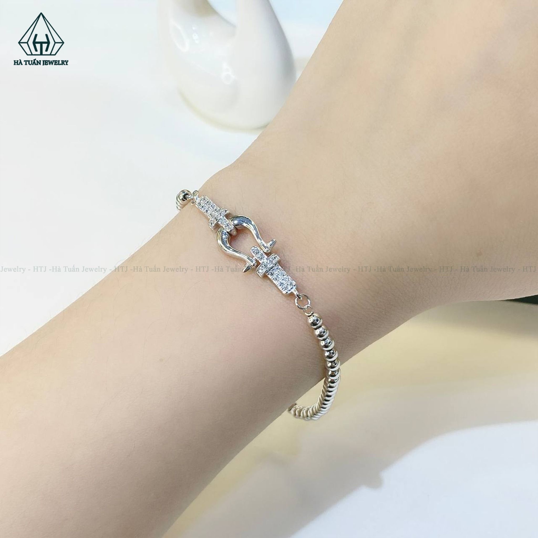 B807 lắc tay bi phối móng ngựa