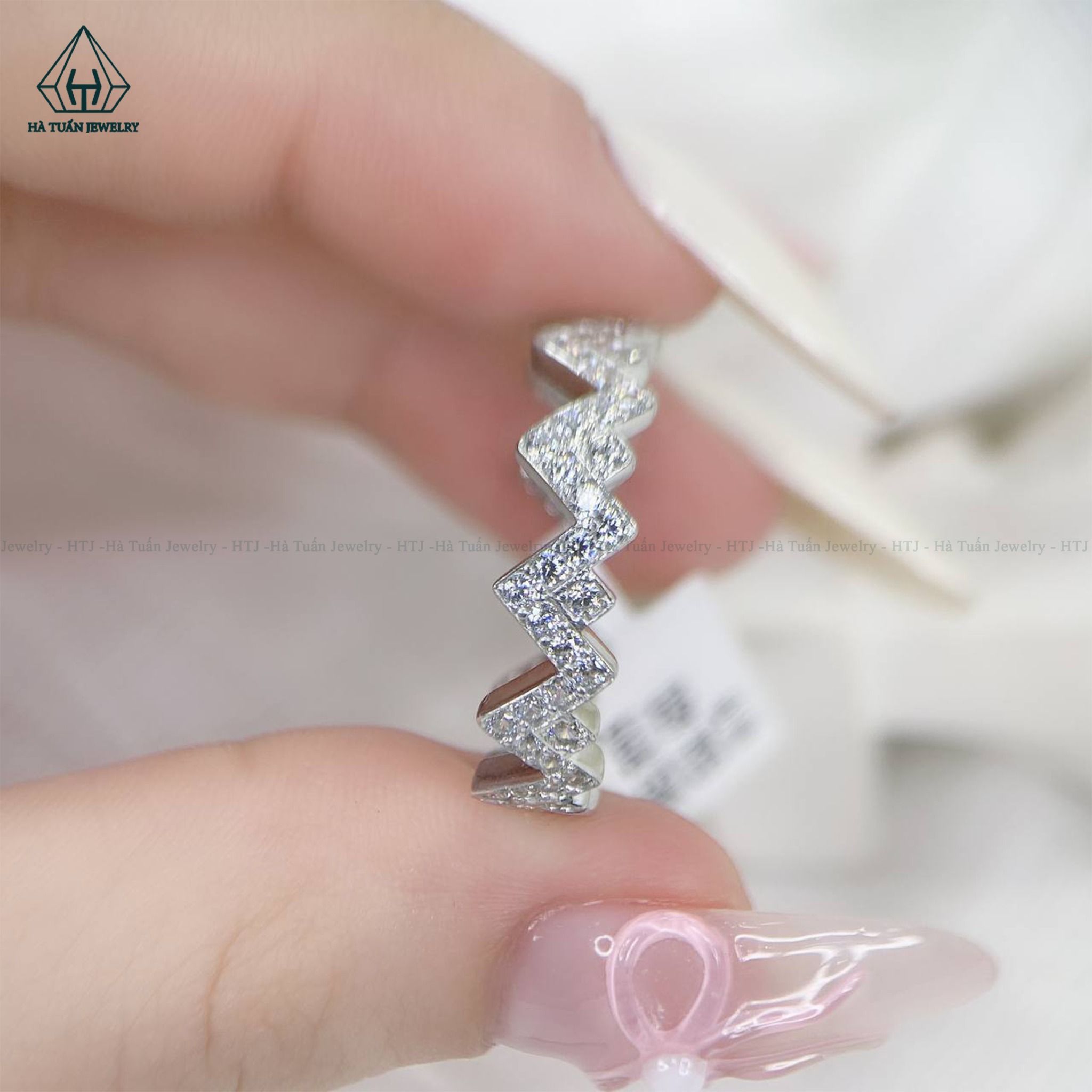 R919 Nhẫn vương miện