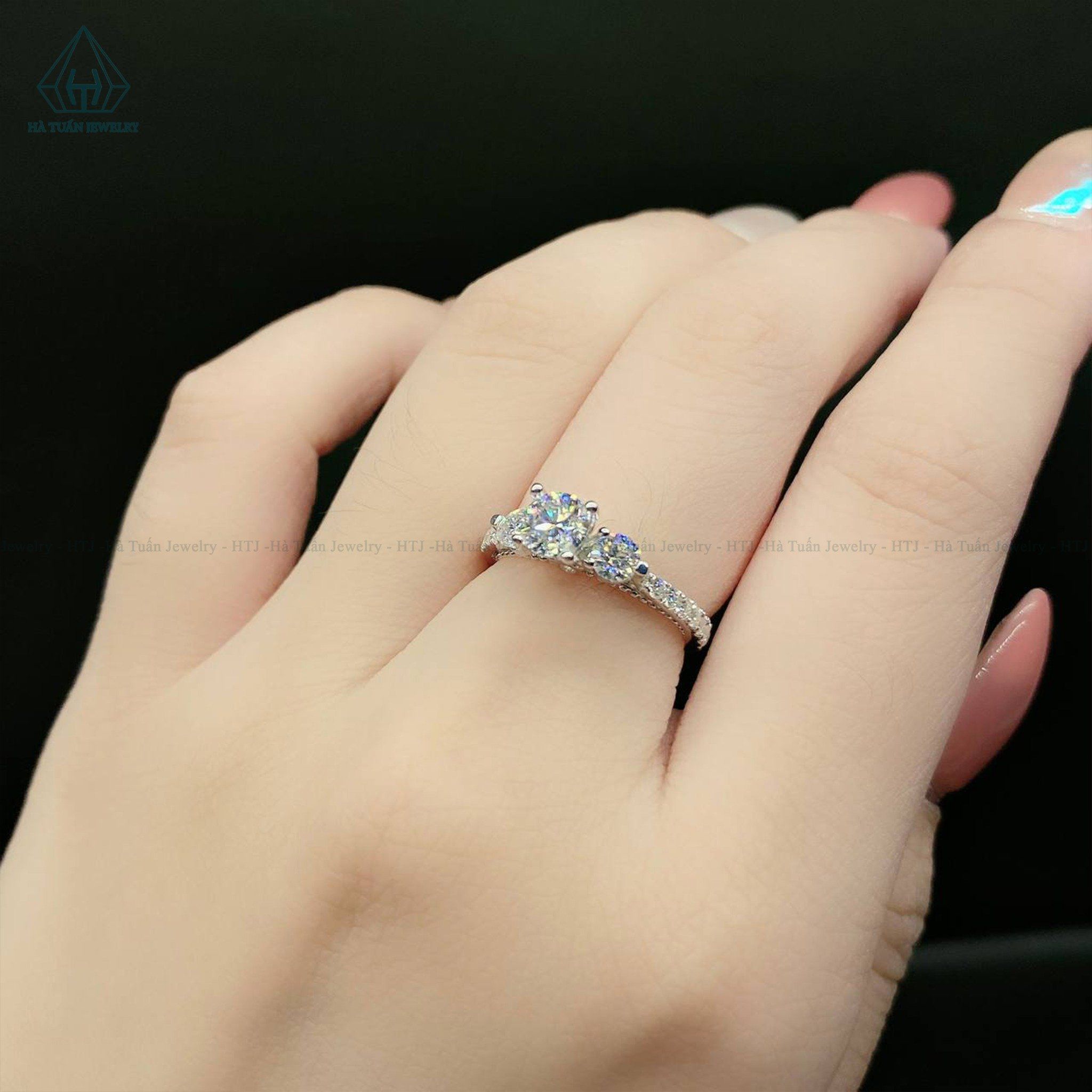 RX388 FULL MOIS 5mm Nhẫn nữ 3 viên chủ