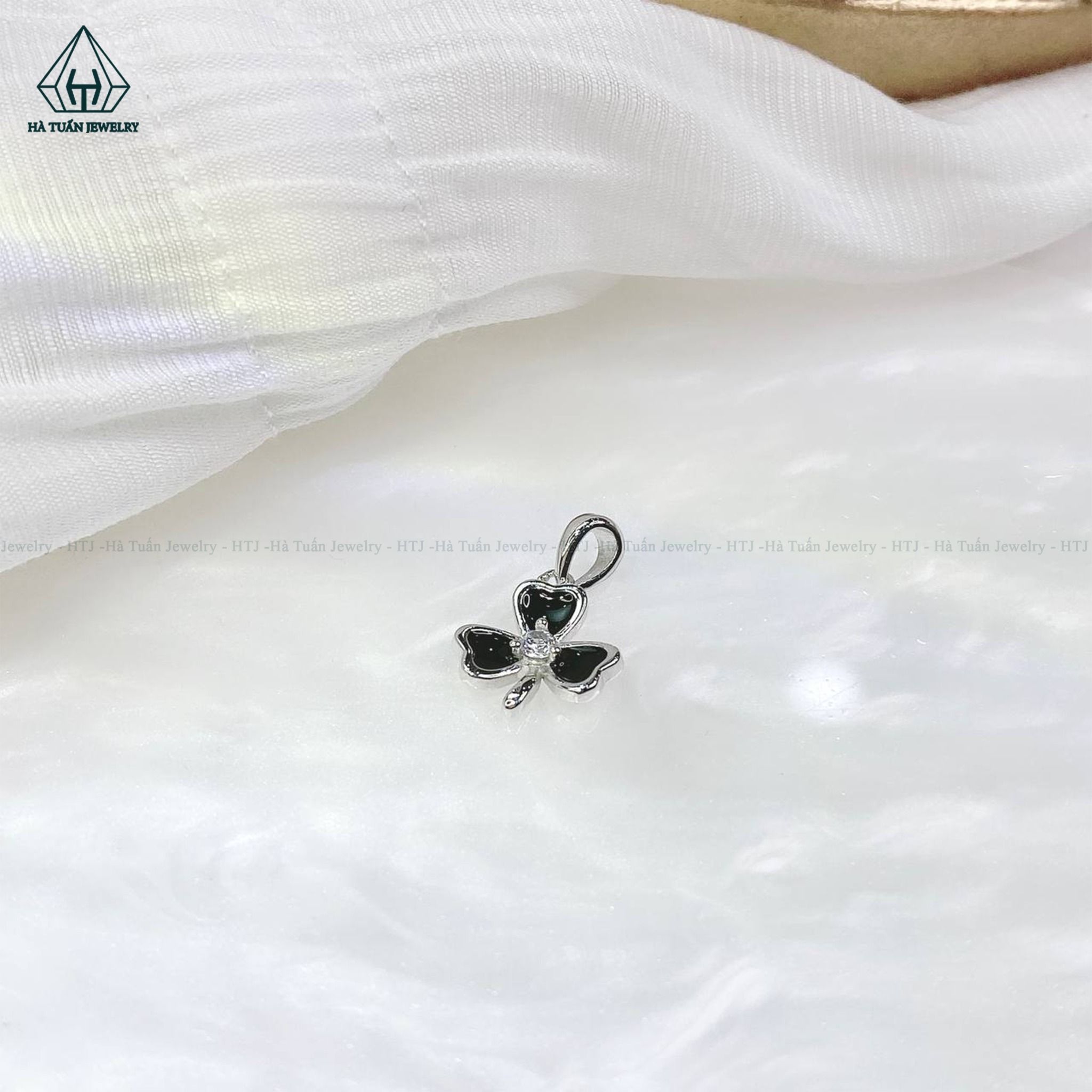 P369 Mặt cỏ 3 cánh đen