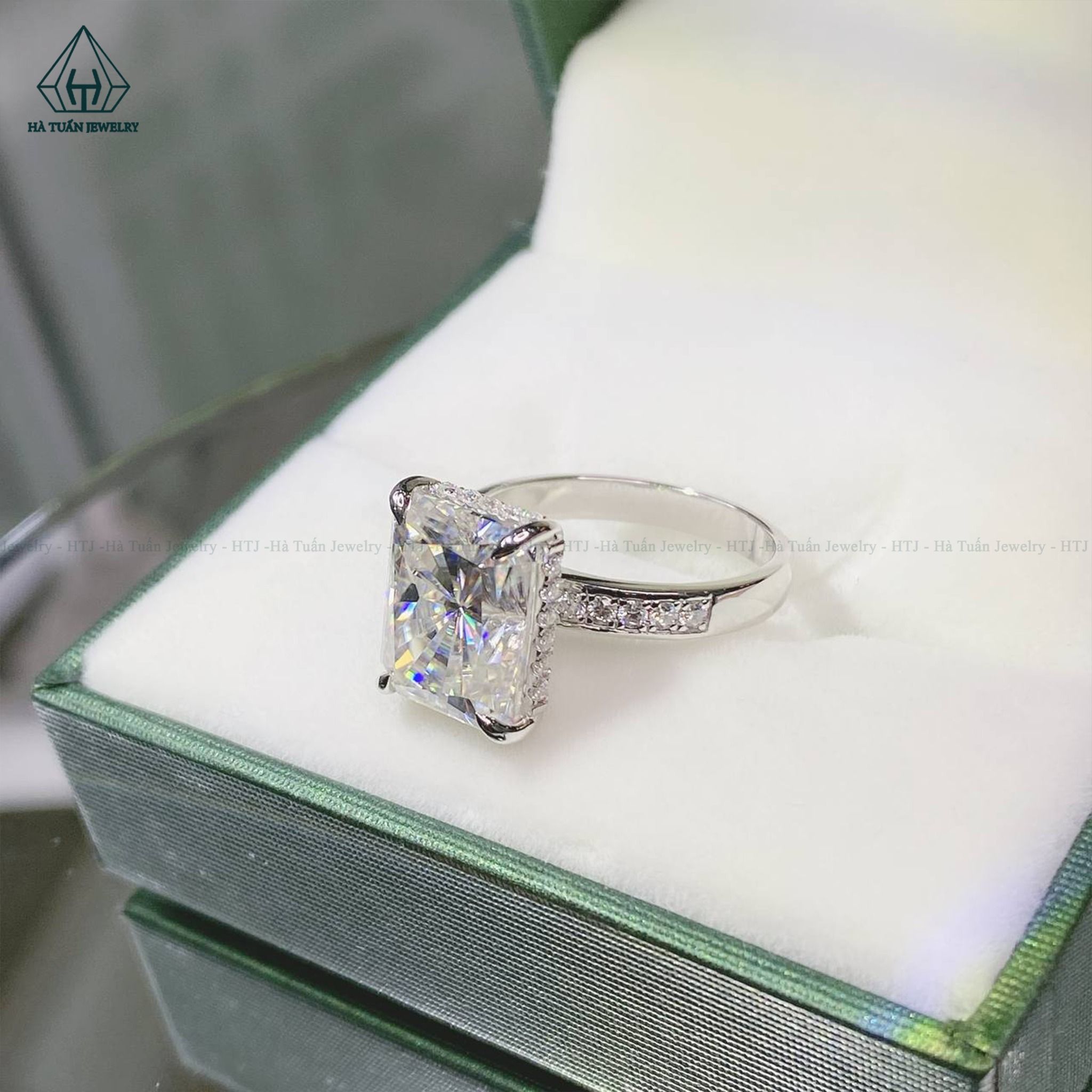 RG025 VT14K RADIANT (5.5ct) 9*11mm
