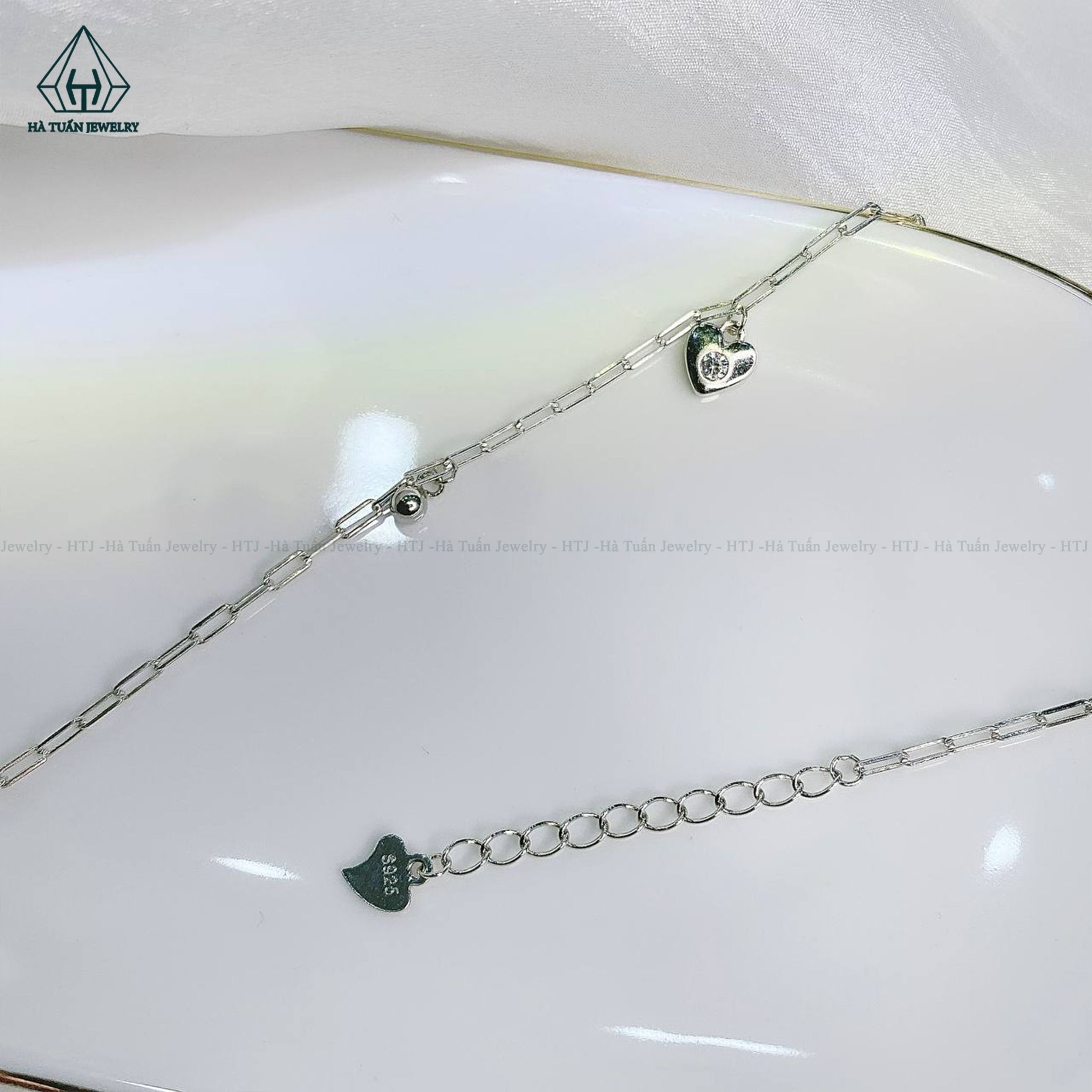 A385 Lắc chân tim