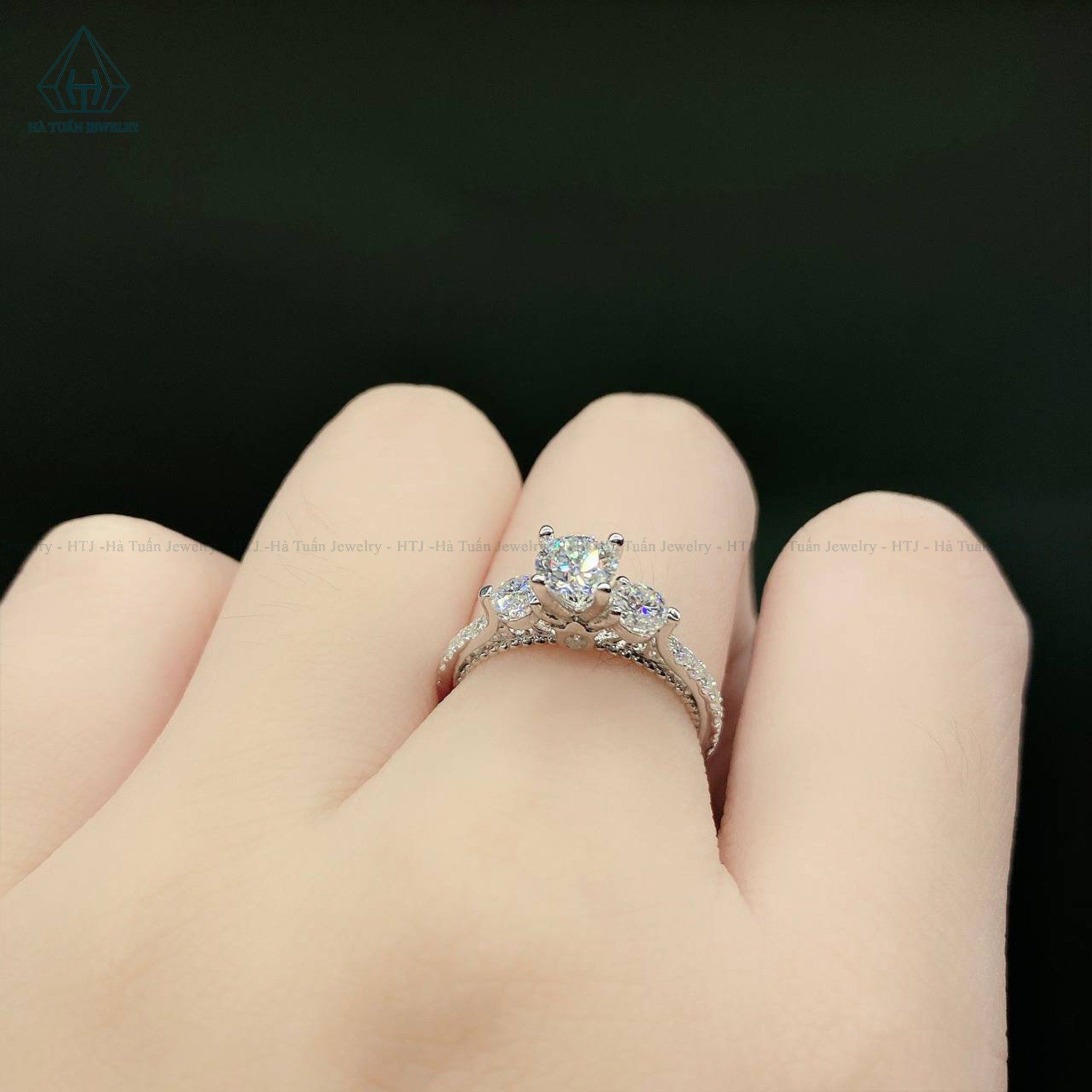 RX388 FULL MOIS 5mm Nhẫn nữ 3 viên chủ