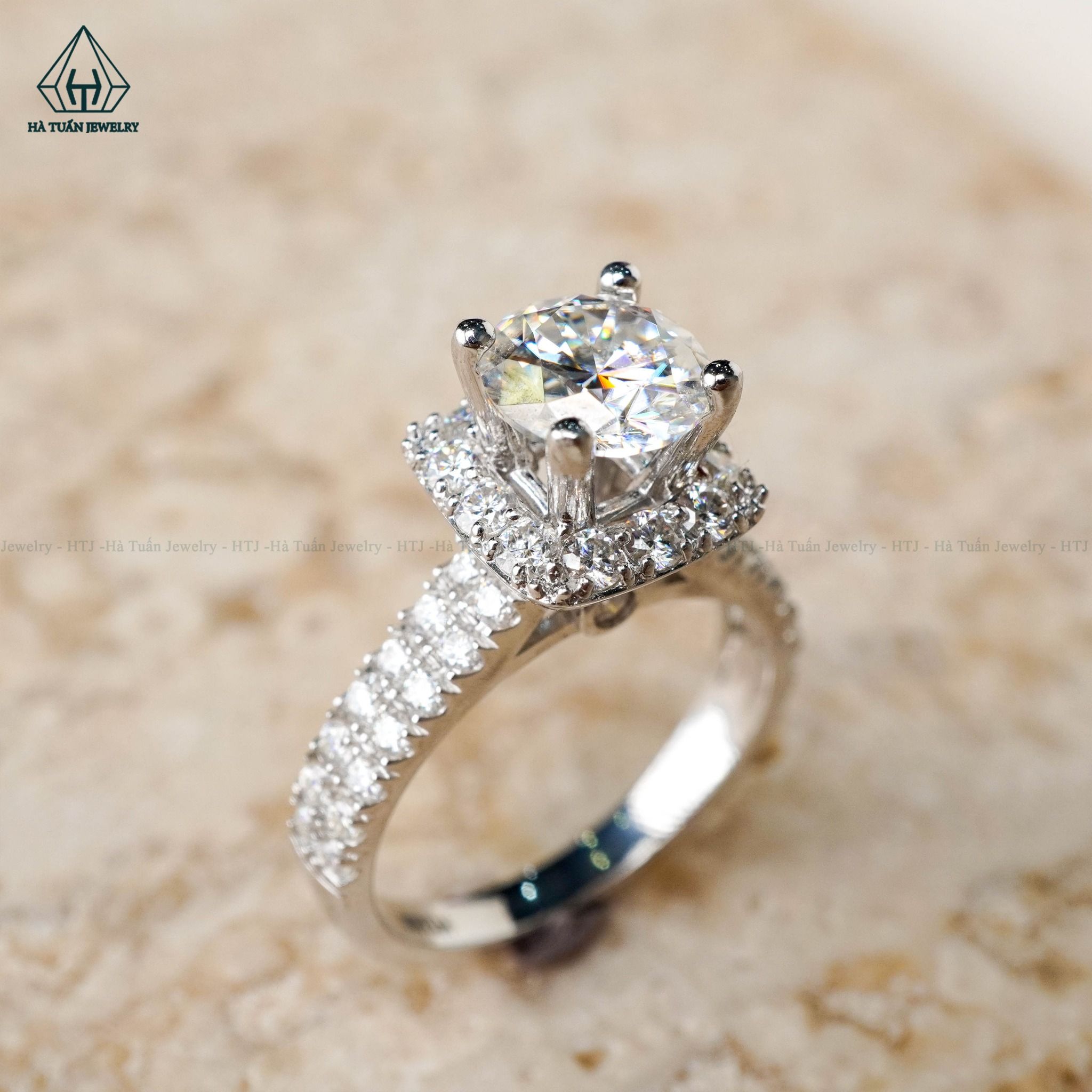 RX421 FULL MOIS 7.2mm Nhẫn nữ halo vuông