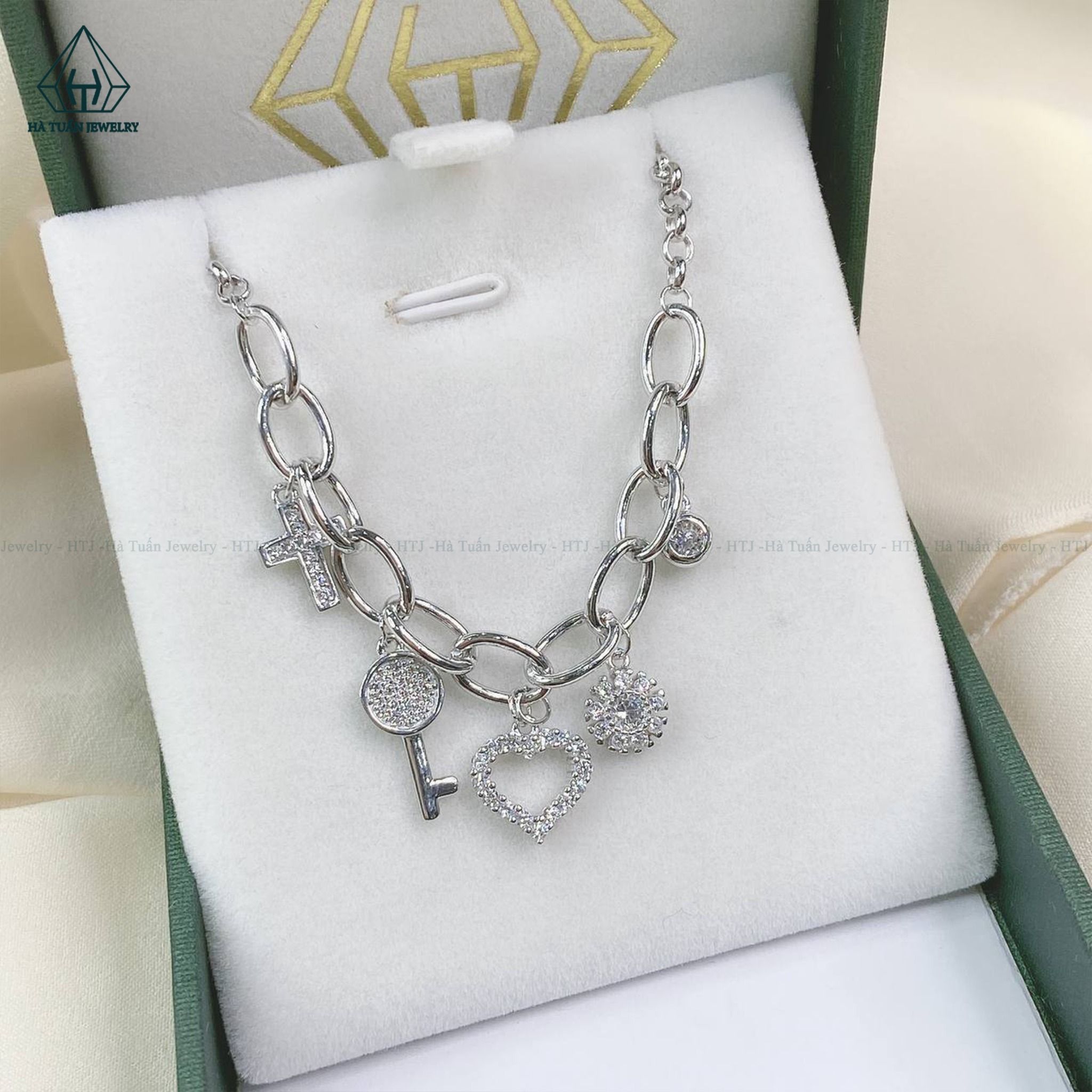B840 Lắc tay xích charm ngẫu nhiên