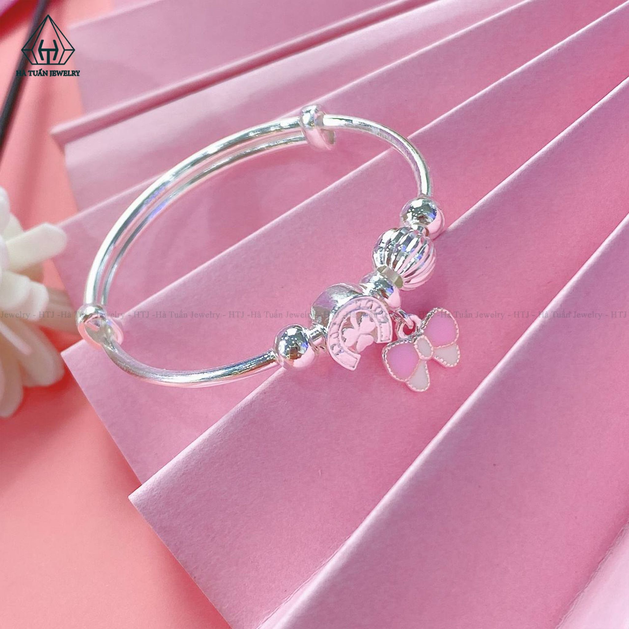 BGB109 Vòng cứng charm nơ rơi