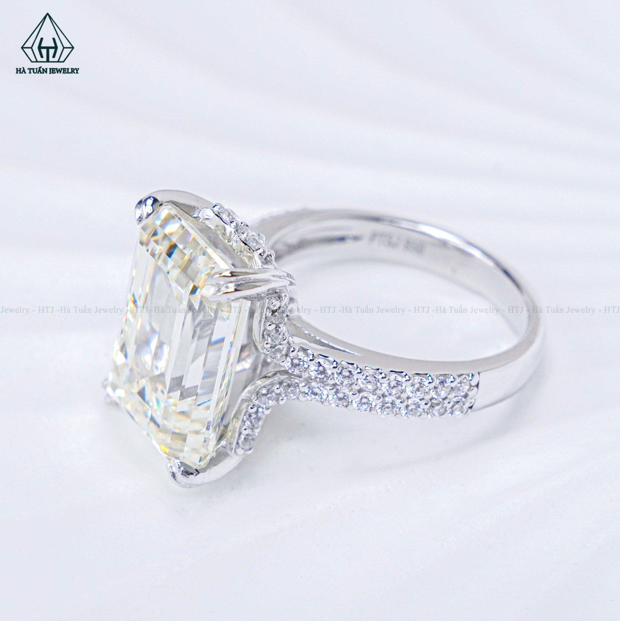 R980 Nhẫn nữ Emerald vàng 10*14mm