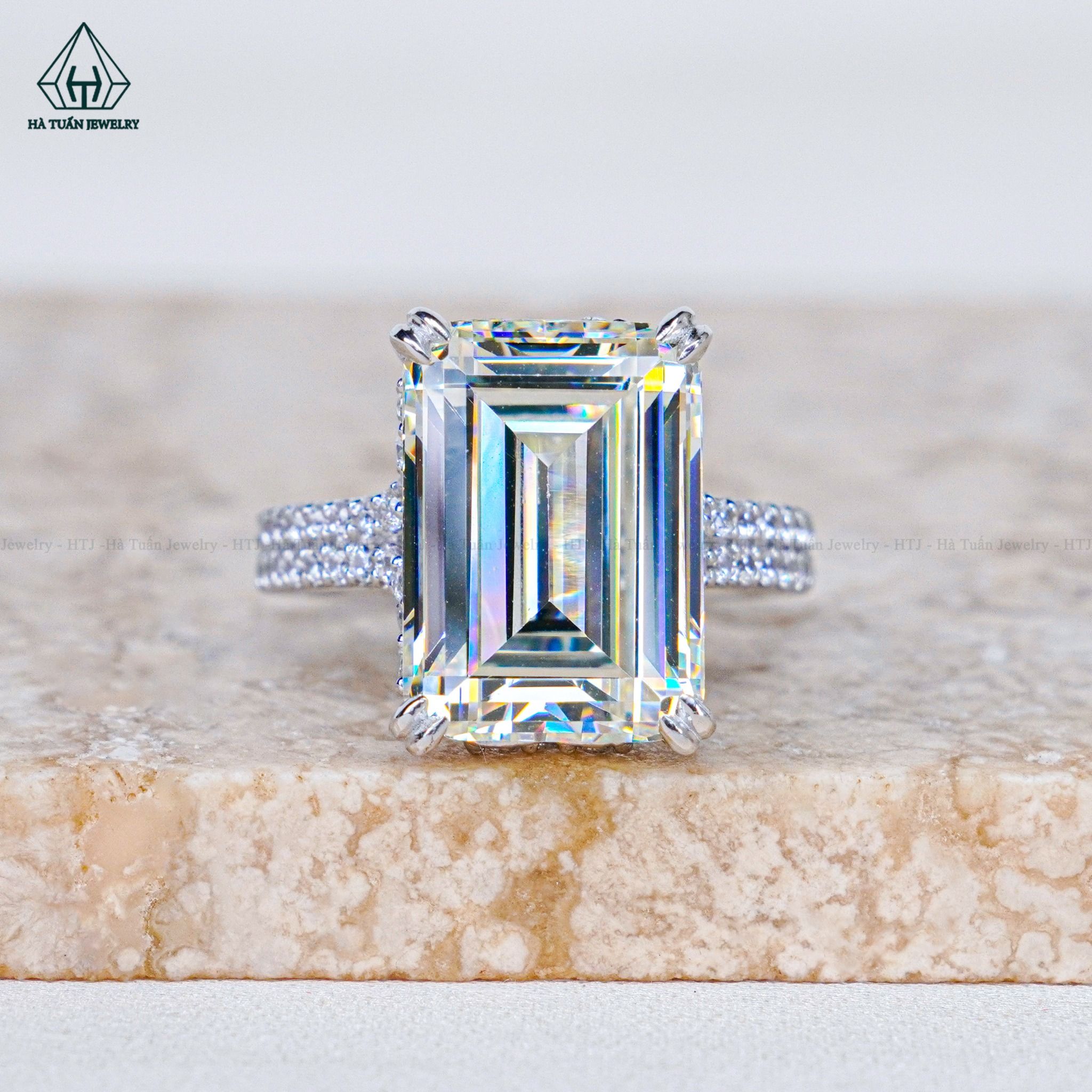 R980 Nhẫn nữ Emerald vàng 10*14mm