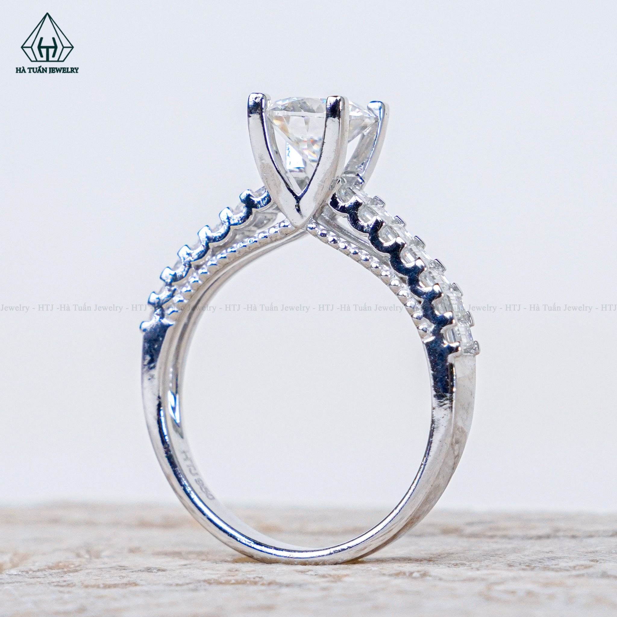 RX557 FULL MOIS 6.3mm Nhẫn nữ viền baguette