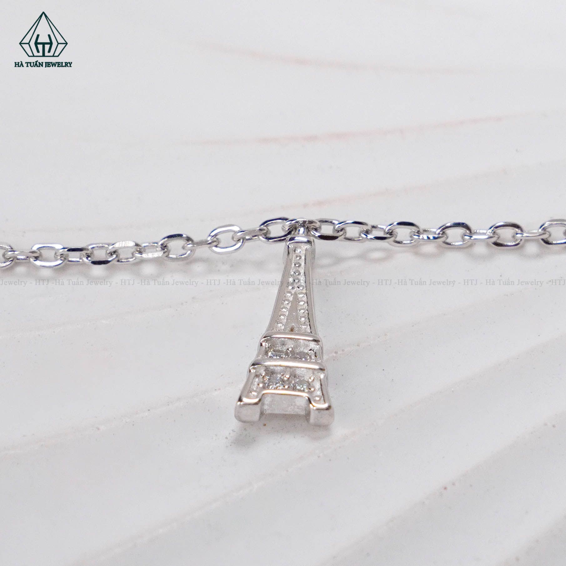 A404 Lắc chân tháp eiffel