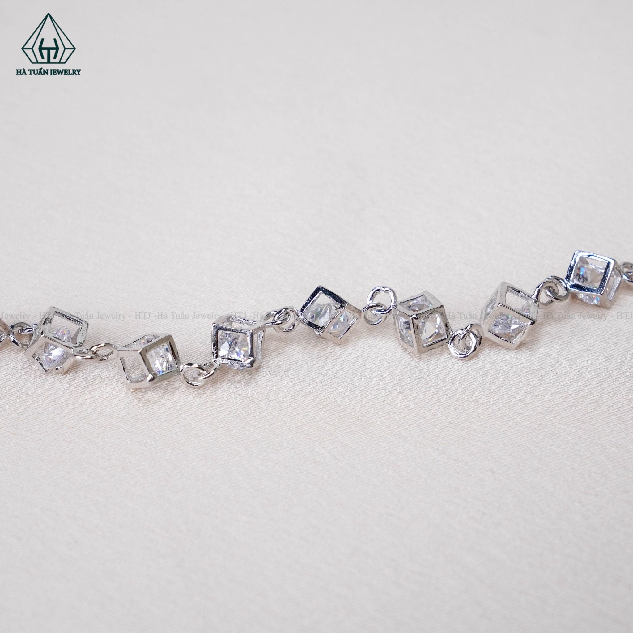 B875 lắc tay cube