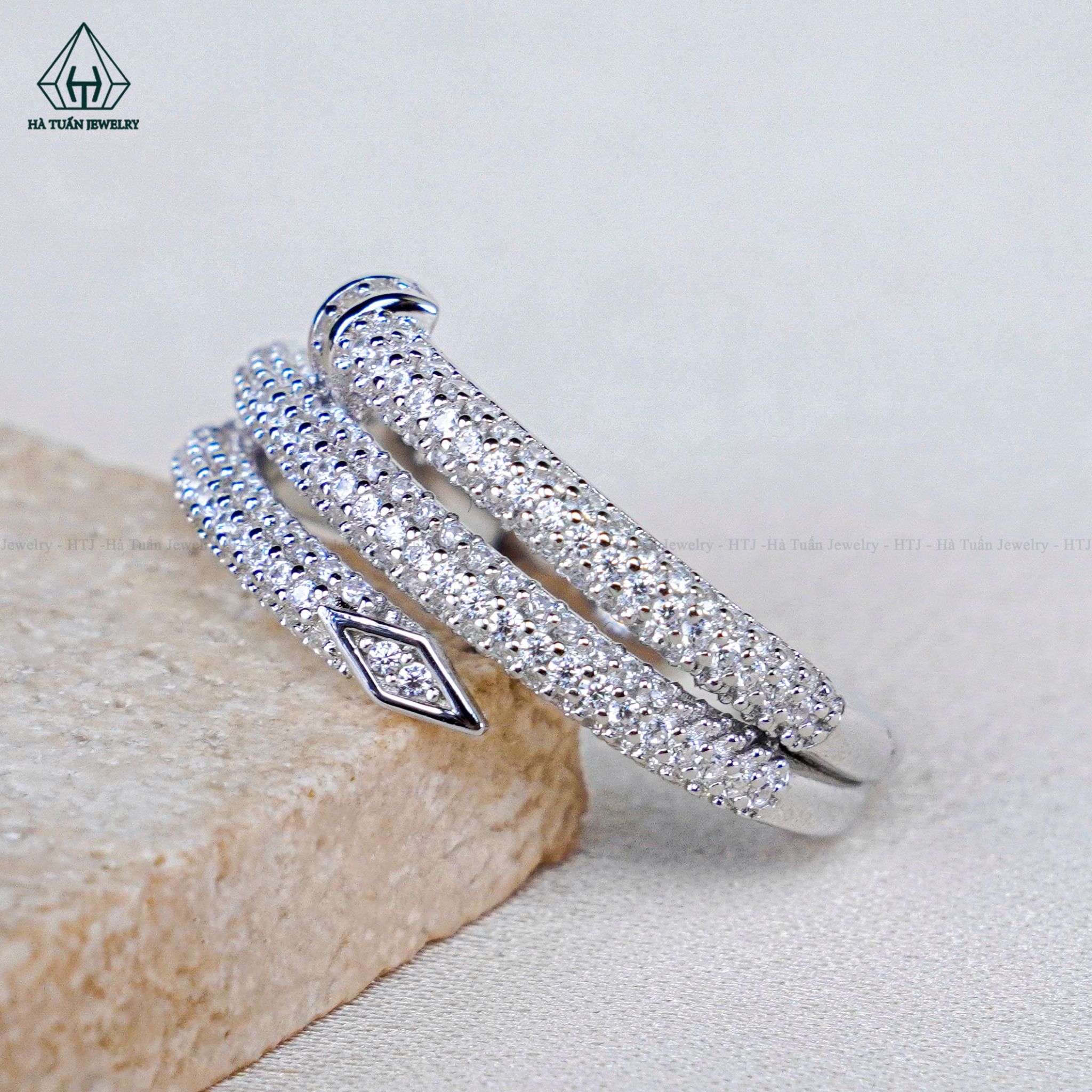 R949 Nhẫn nữ đinh