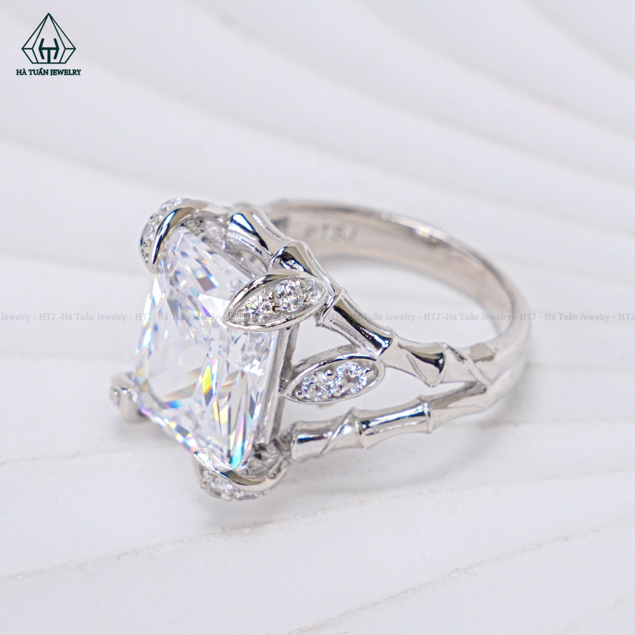 R946 Nhẫn nữ kiểu CZ Radiant 10x12mm
