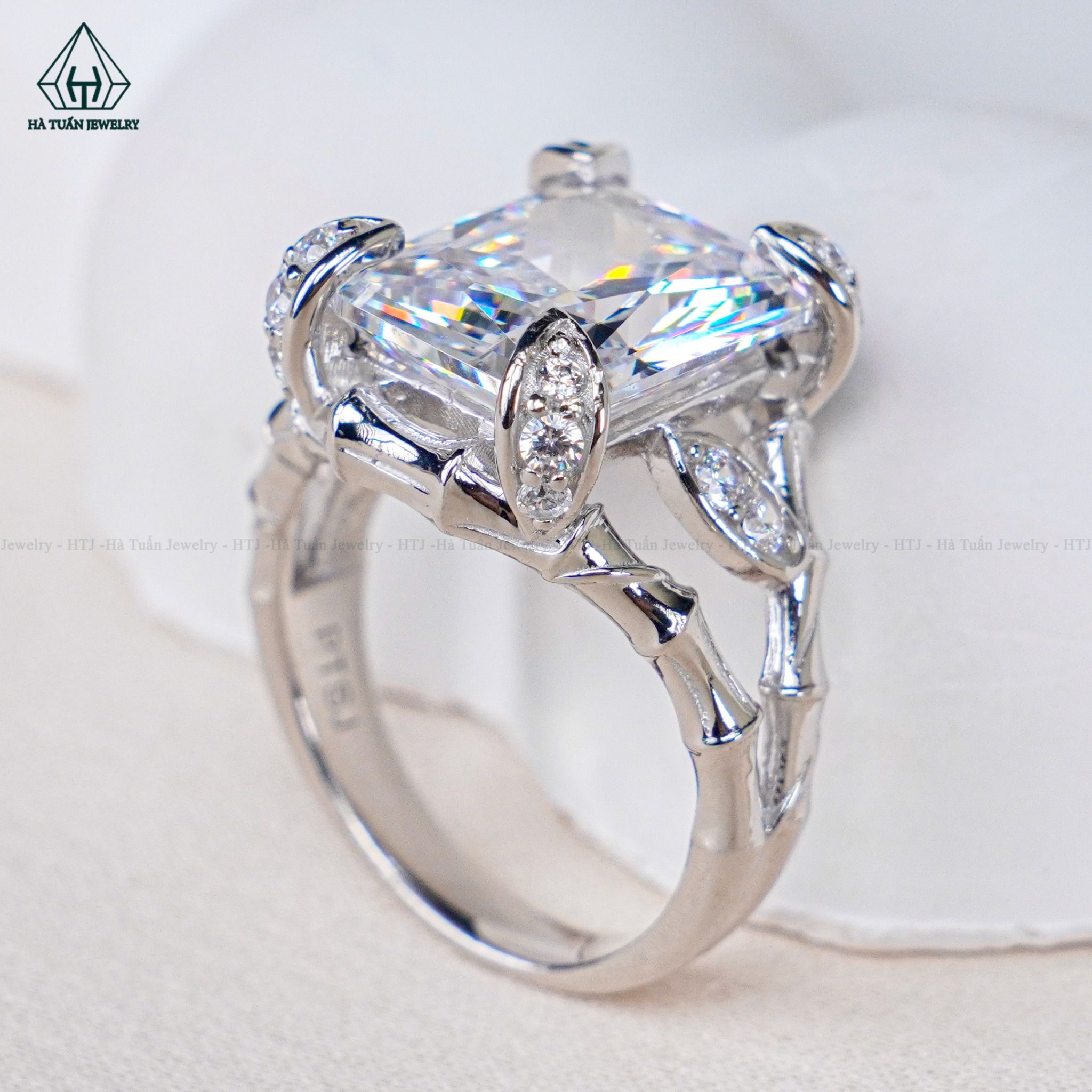 R946 Nhẫn nữ kiểu CZ Radiant 10x12mm