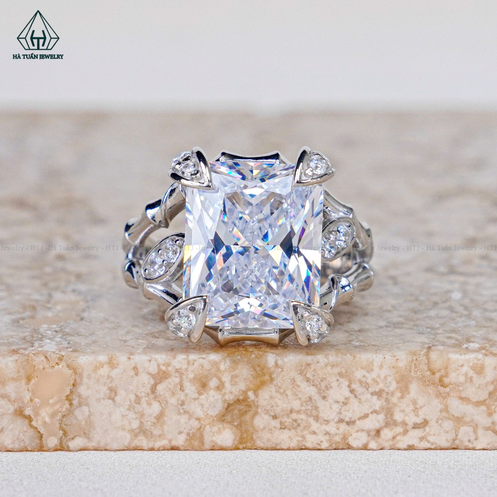 R946 Nhẫn nữ kiểu CZ Radiant 10x12mm