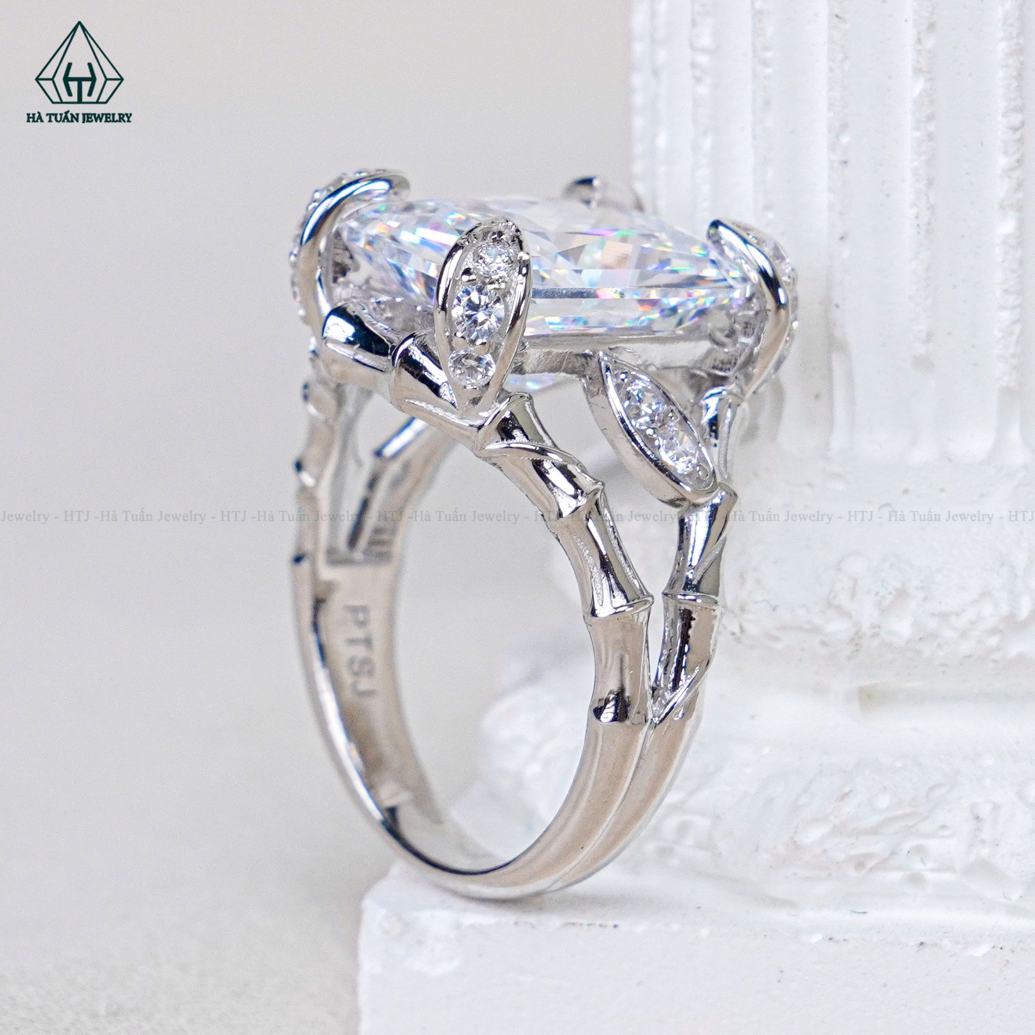 R946 Nhẫn nữ kiểu CZ Radiant 10x12mm