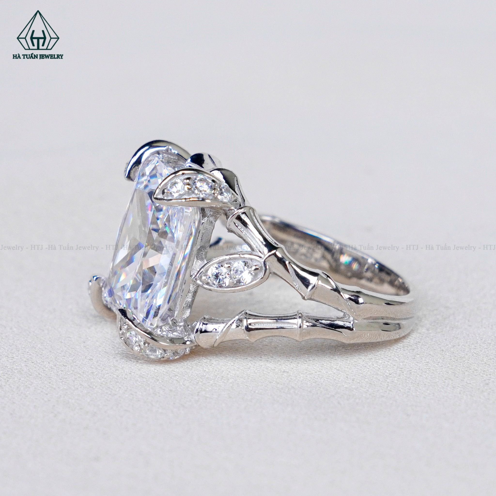 R946 Nhẫn nữ kiểu CZ Radiant 10x12mm