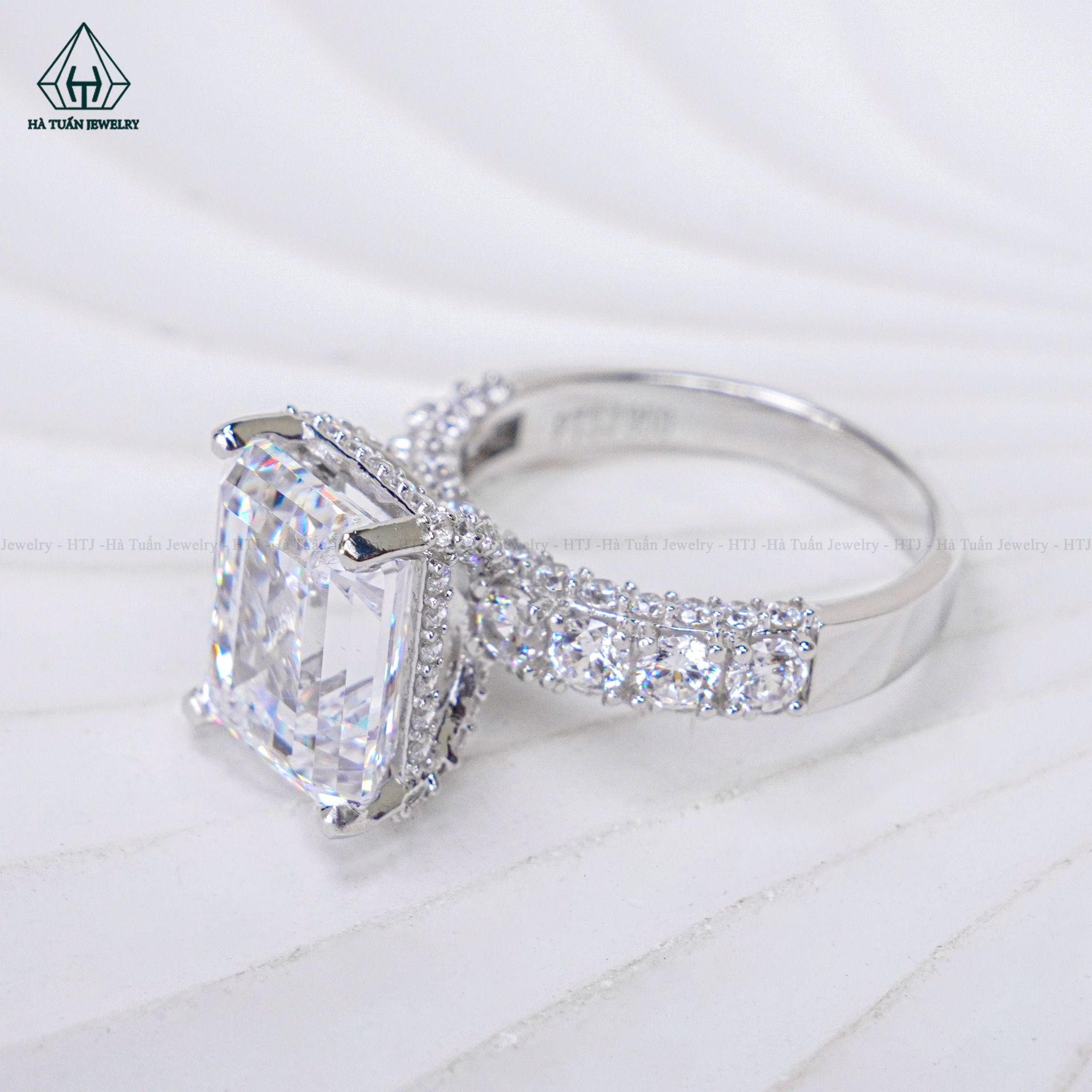 R959 Nhẫn nữ Cz Emerald 10*12mm