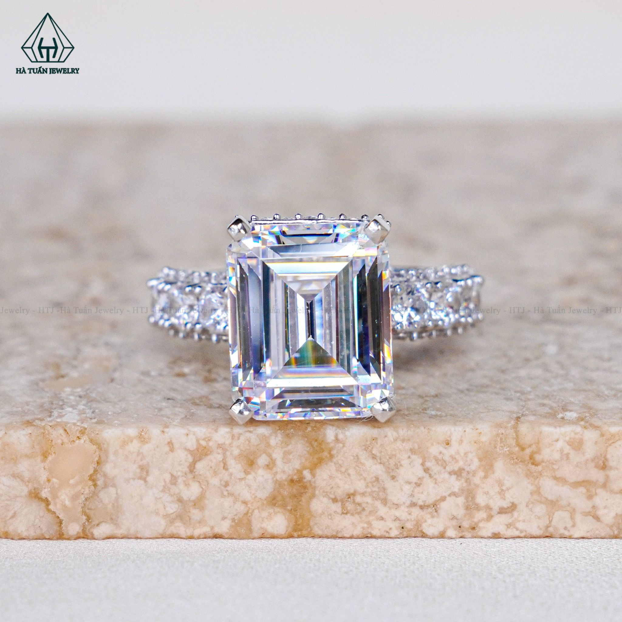 R959 Nhẫn nữ Cz Emerald 10*12mm