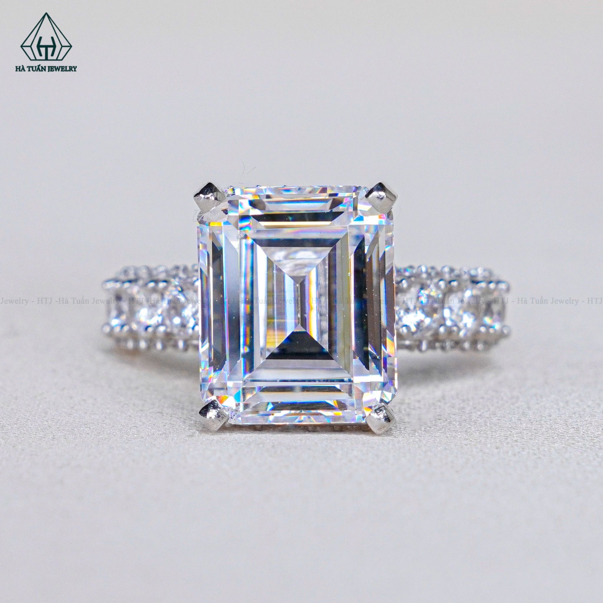 R959 Nhẫn nữ Cz Emerald 10*12mm