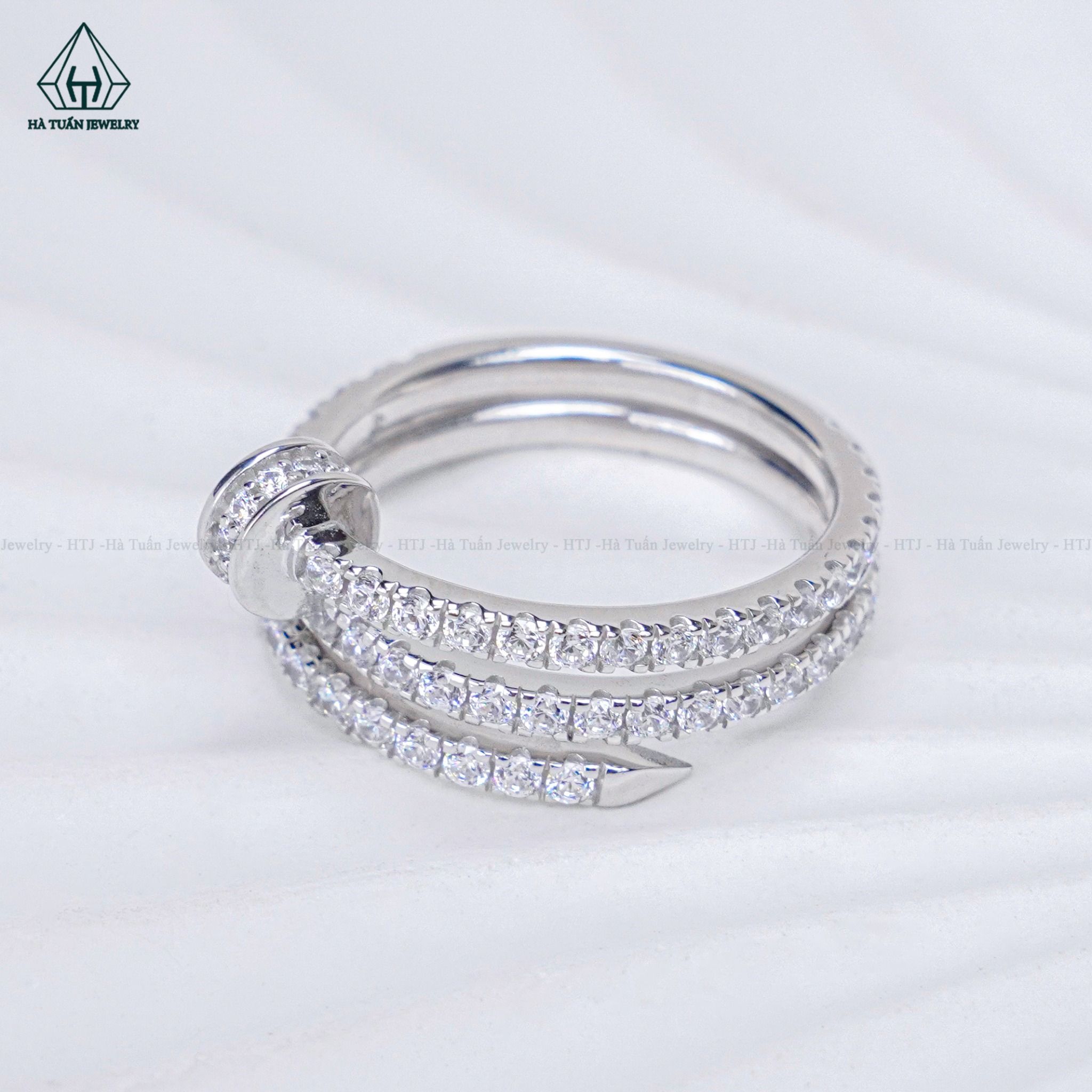 R969 Nhẫn nữ đinh