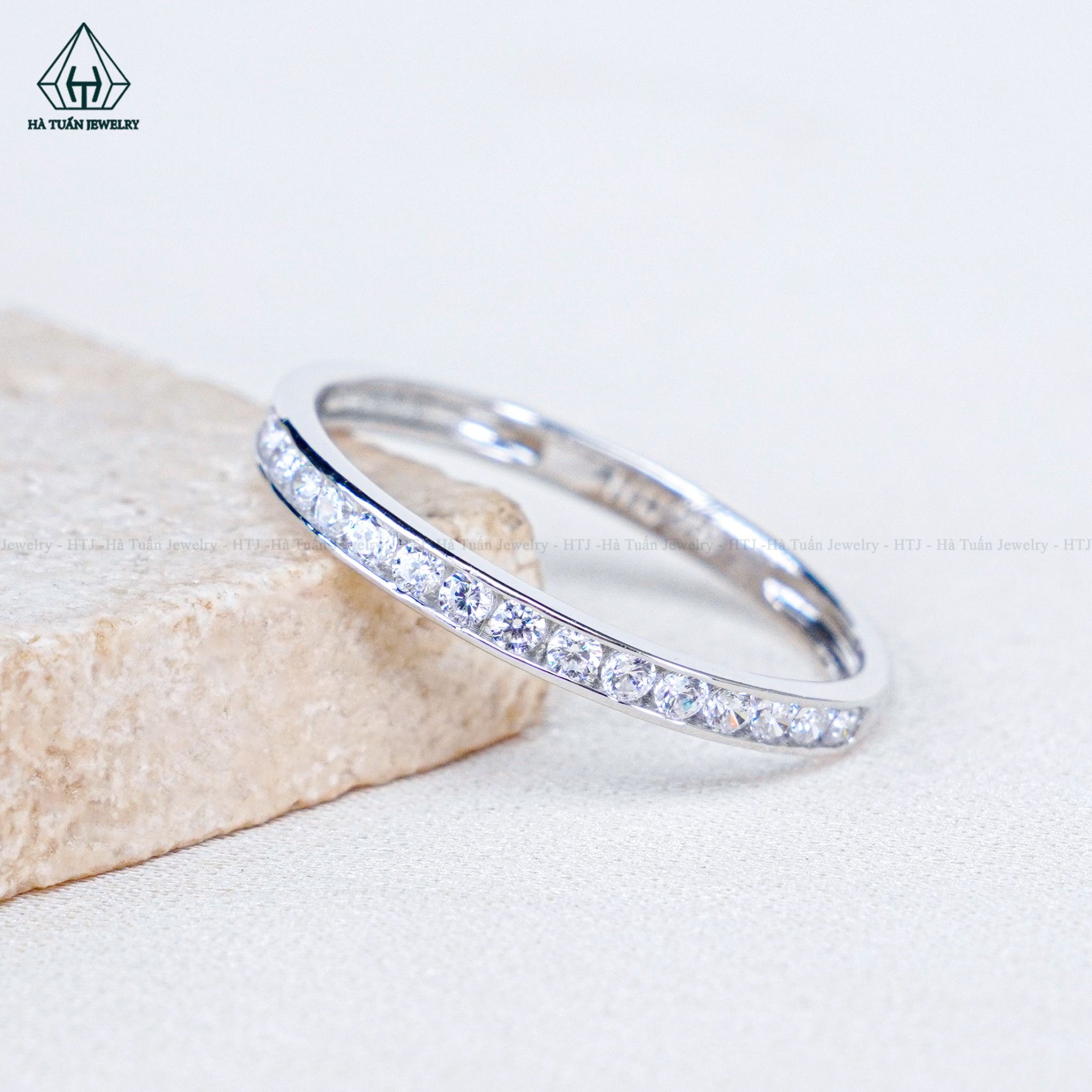 R978 Nhẫn nữ nửa hàng đá chìm