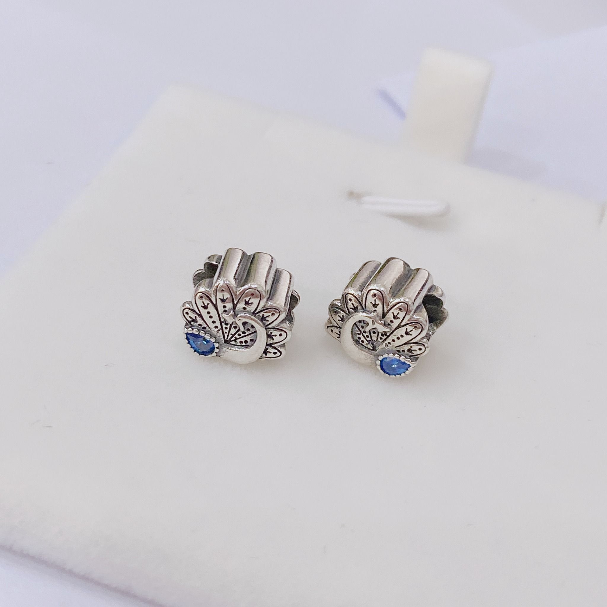 C419 Charm công đuôi xanh