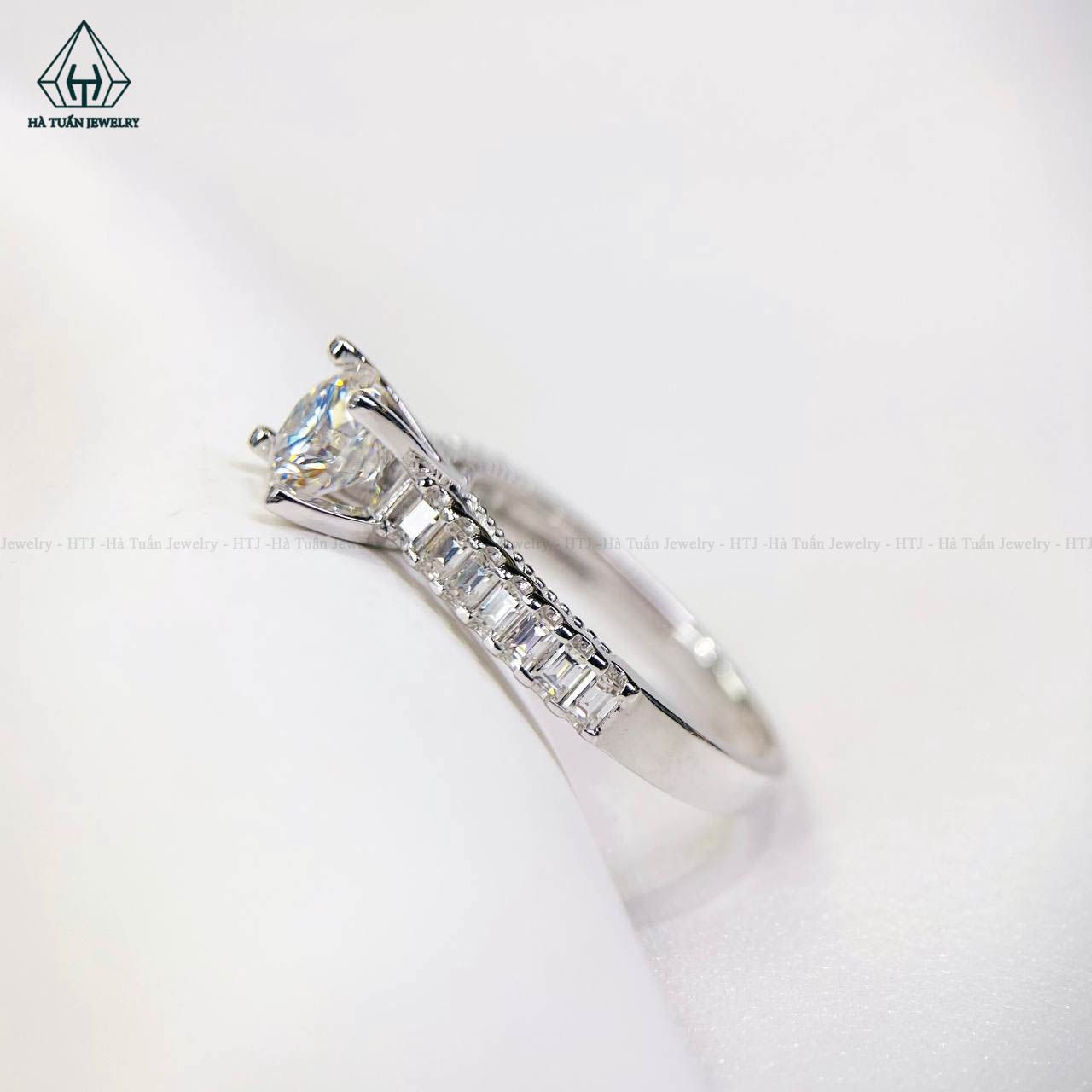 RX557 FULL MOIS 6.3mm Nhẫn nữ viền baguette