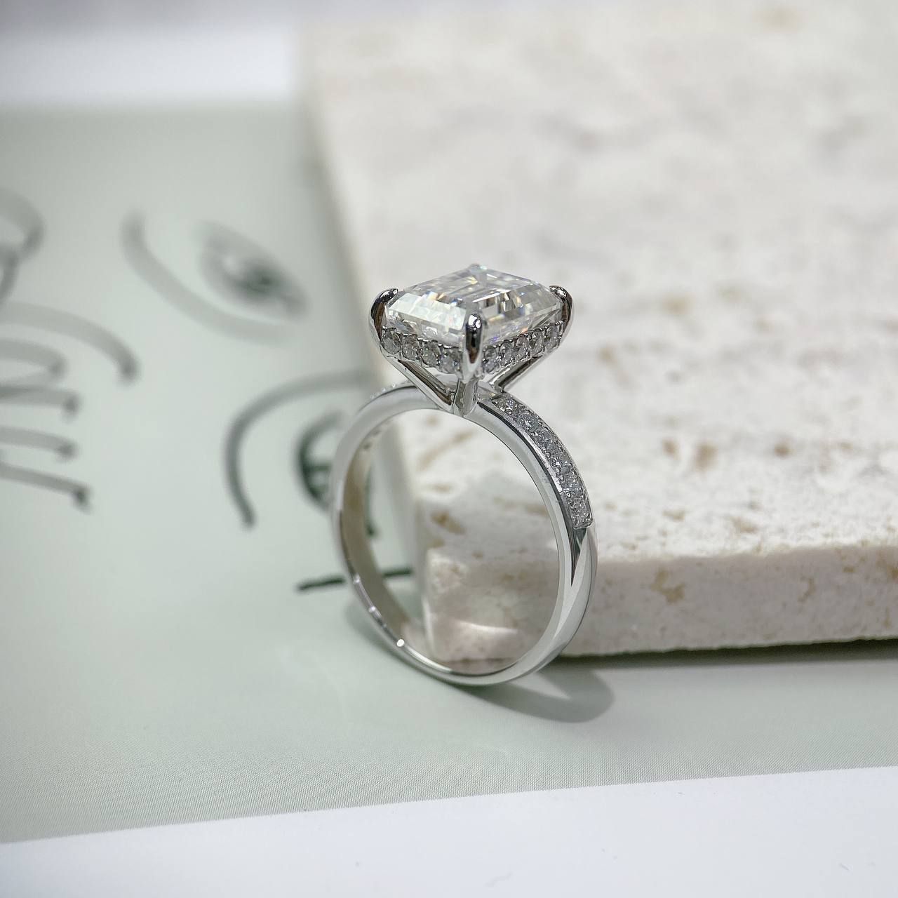 RG025 VT18K Emerald 4ct 8x10
