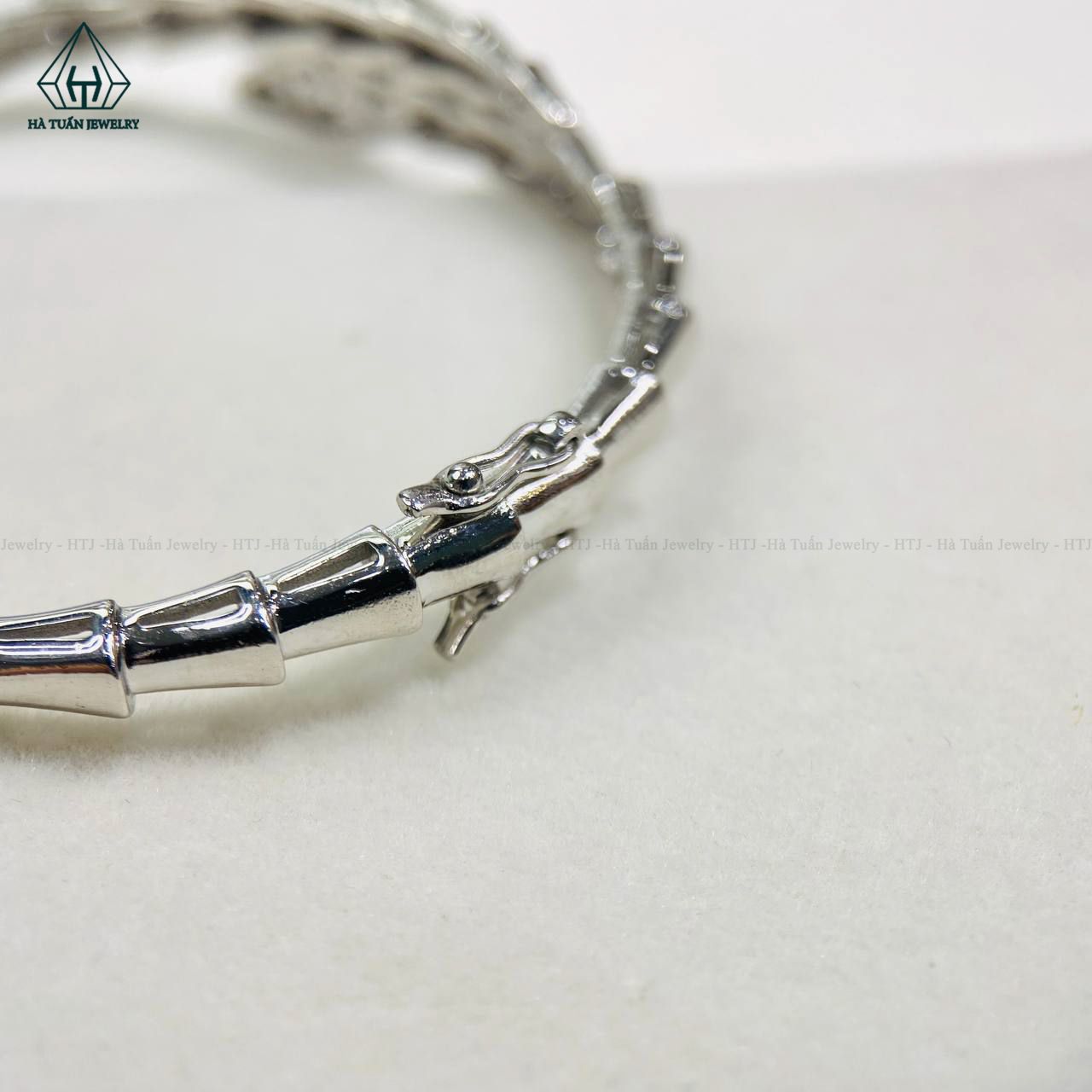 B917 Lắc tay rắn