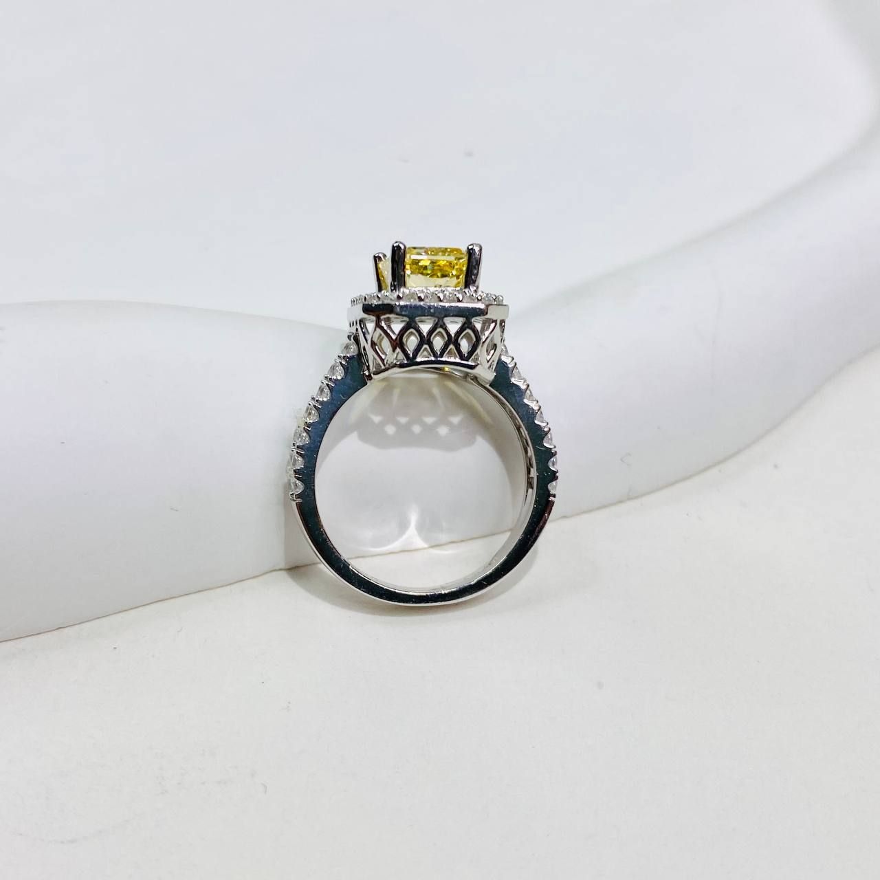 R939 Nhẫn nữ Radiant 6*8