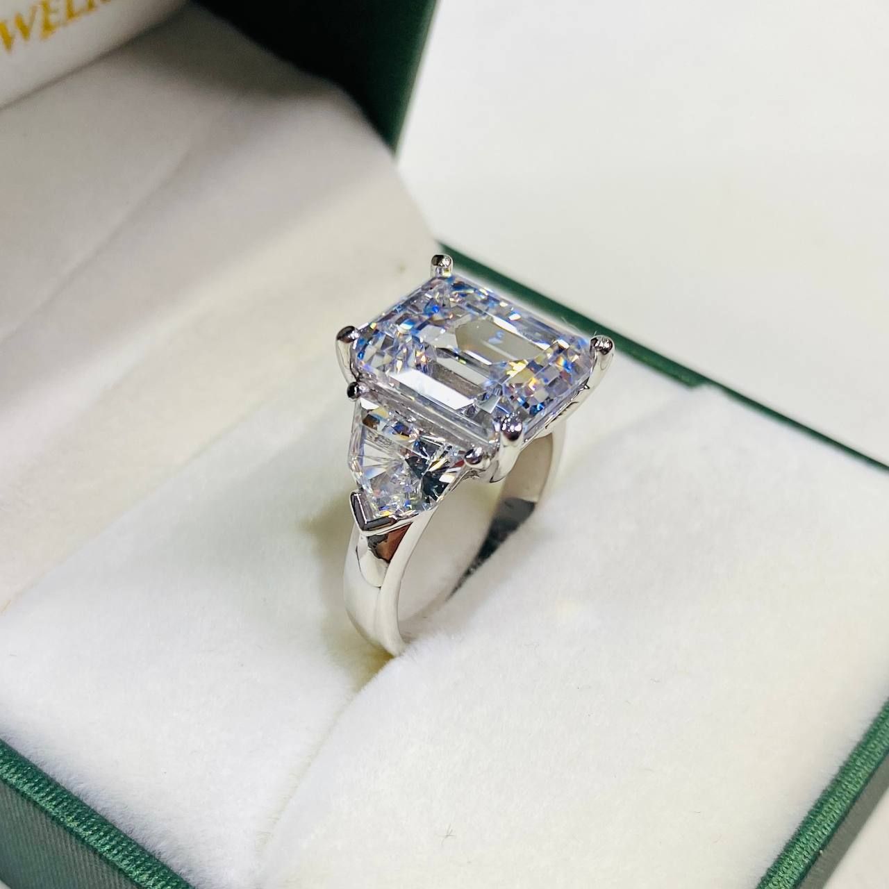 R938 10*12mm Nhẫn nữ đá Emerald